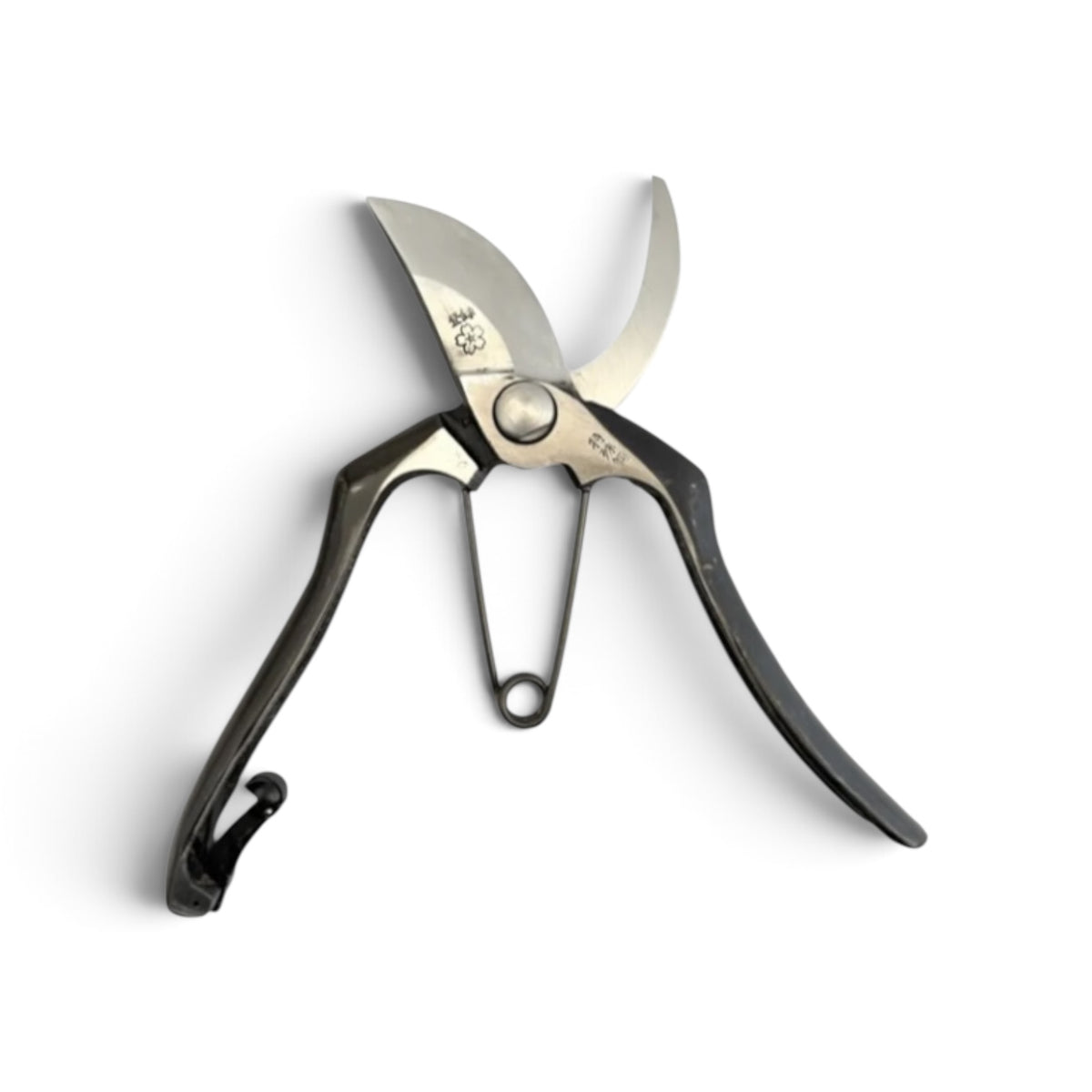 SAKURA Professional Pruning Secateurs
Total Length: 200mm / Blade Length: 66mm Japanese Cutlery Steel [Traditional Hand Forged from Scratch / Hollow Ground Back / Twisted Blade / Screw Joint /Smooth Curved Ergonomic Handle / Seamless Crossover Alignment