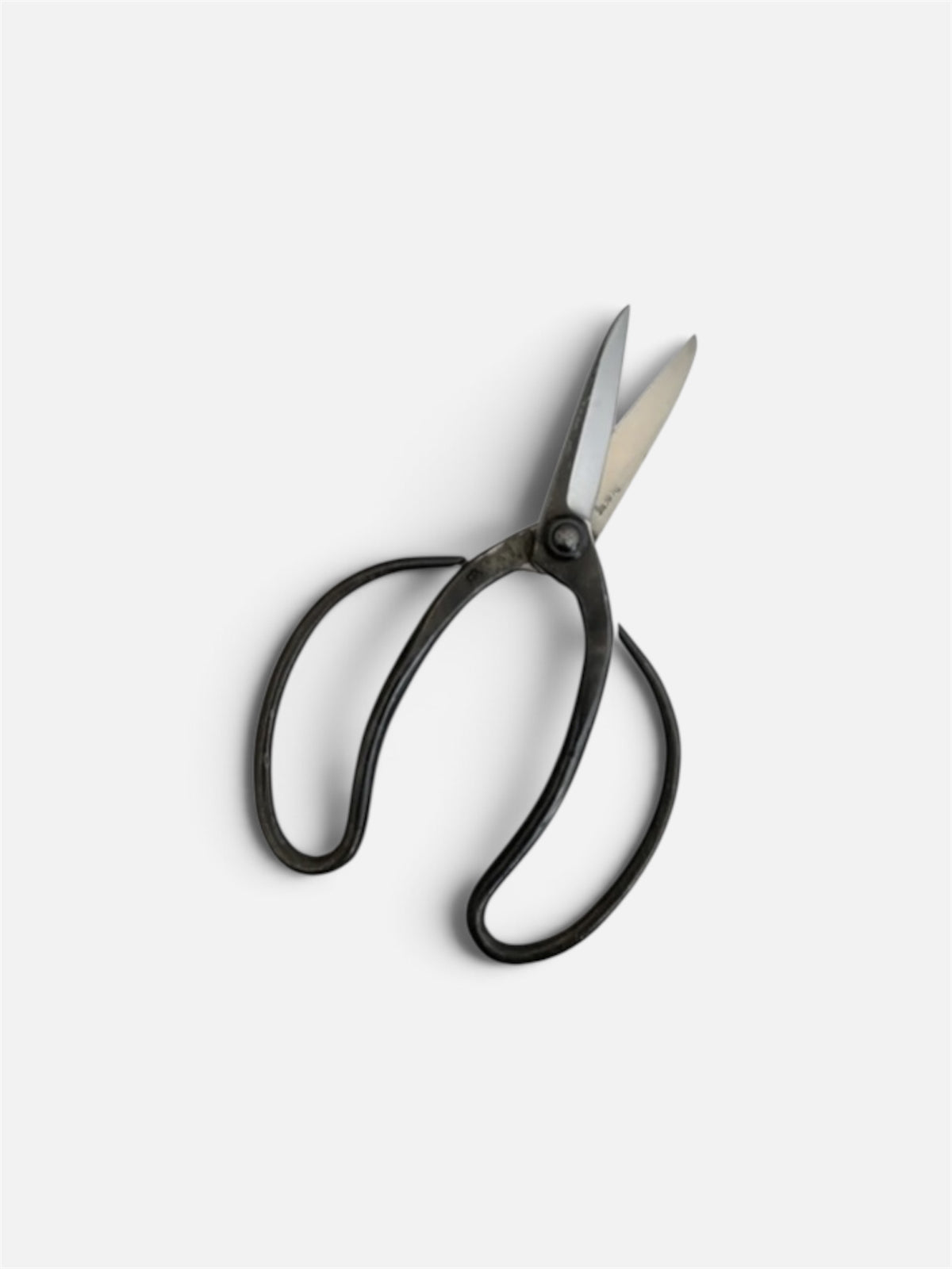 SAKURA Traditional Japanese Gardener Scissors (Sasuke-style Slim) Total Length & Blade (215mm/77mm) Yasuki White Paper Steel [Traditional hand forged from scratch/ Hollow ground back/ Twisted blade/ Rivet Joint]