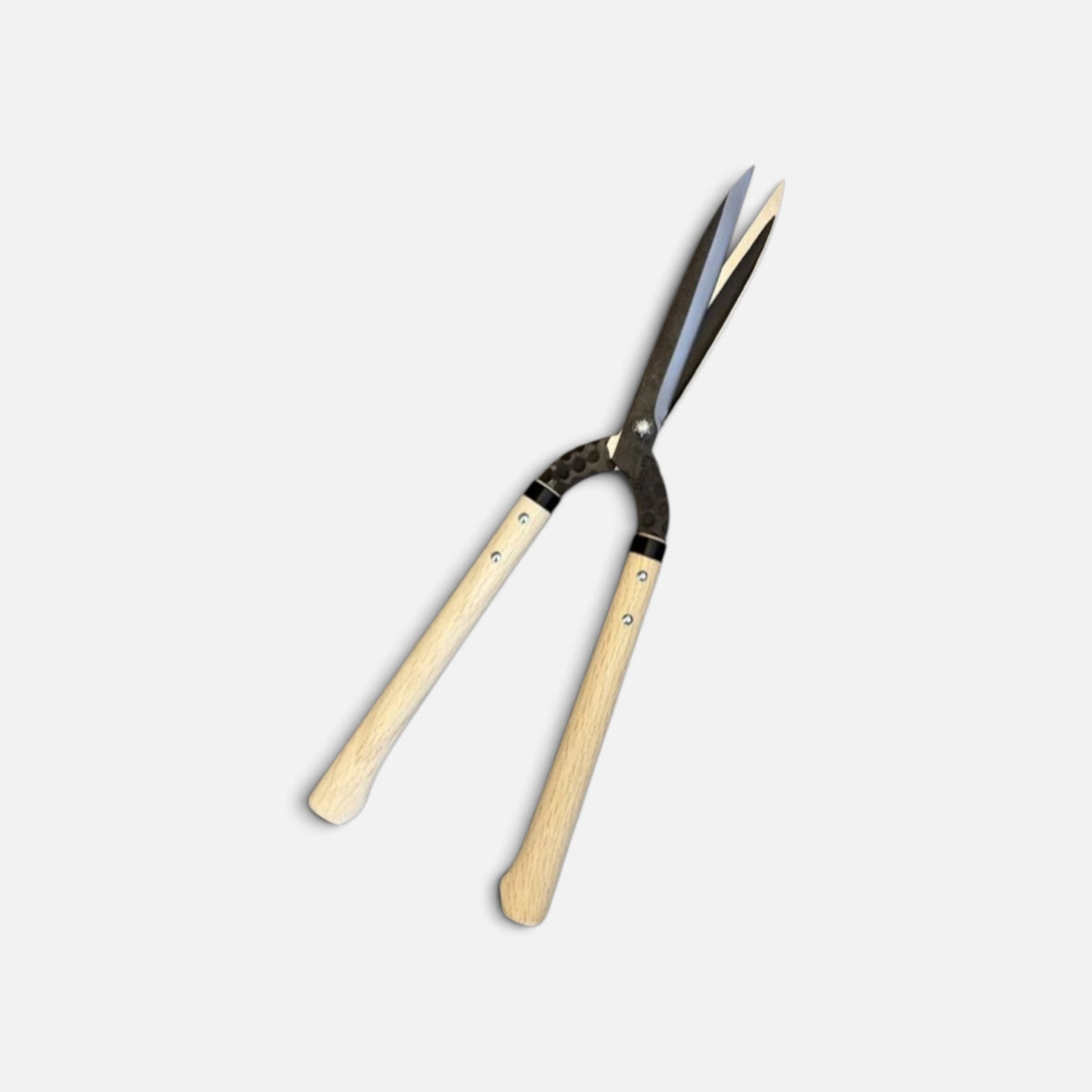 Hasami Masamune Kyo-Style Traditional Japanese Hedge Shears Total Length & Blade 535mm/195mm Short Nata Oak Handle 270mm with Shirogami White Paper Steel [Traditional Hand-Forged from Scratch / Hollow Ground back / Twisted Blade  / Screw joint ]