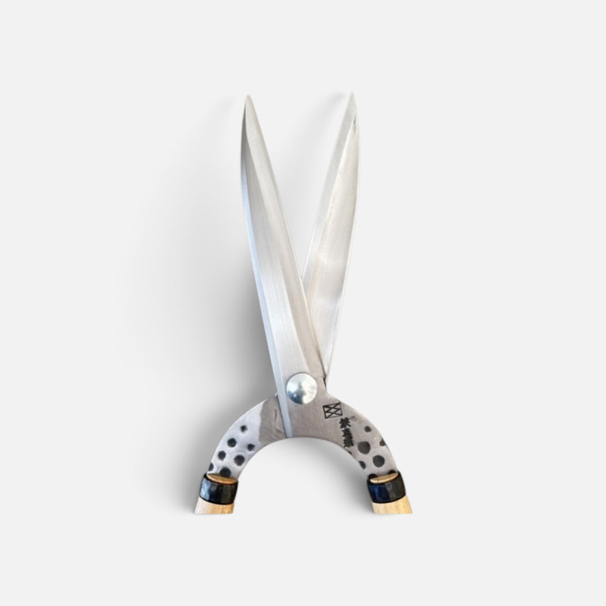 Hasami Masamune Gate-Style Leaf-Trimming Hedge Shears Total Length & Blade 820mm/210mm /Long Oak Handle 540mm with Shirogami White Paper Steel Blade [Traditional Hand-Forged from Scratch / Hollow Ground Back / Twisted Blade / Screw joint / Polished ]