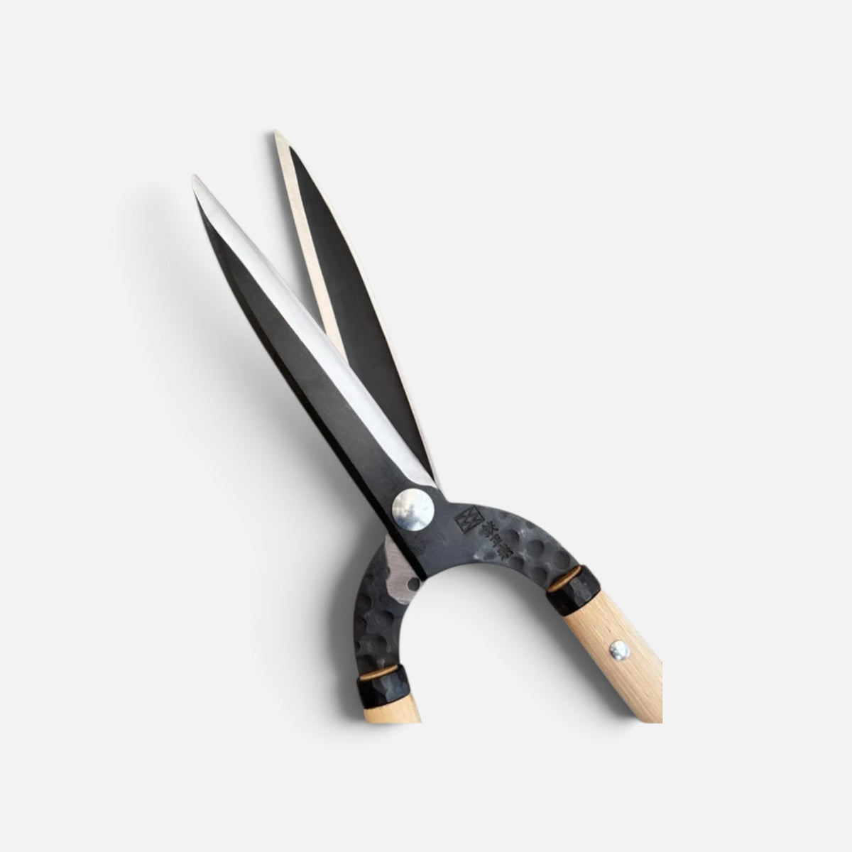 Hasami Masamune Gate-Style Leaf-Trimming Hedge Shears Black Edition Total Length & Blade 820mm/210mm / Long Oak Handle 540mm with Shirogami White Paper Steel Blade [Traditional Hand-Forged from Scratch / Hollow Ground Back / Twisted blade/ Screw joint ]
