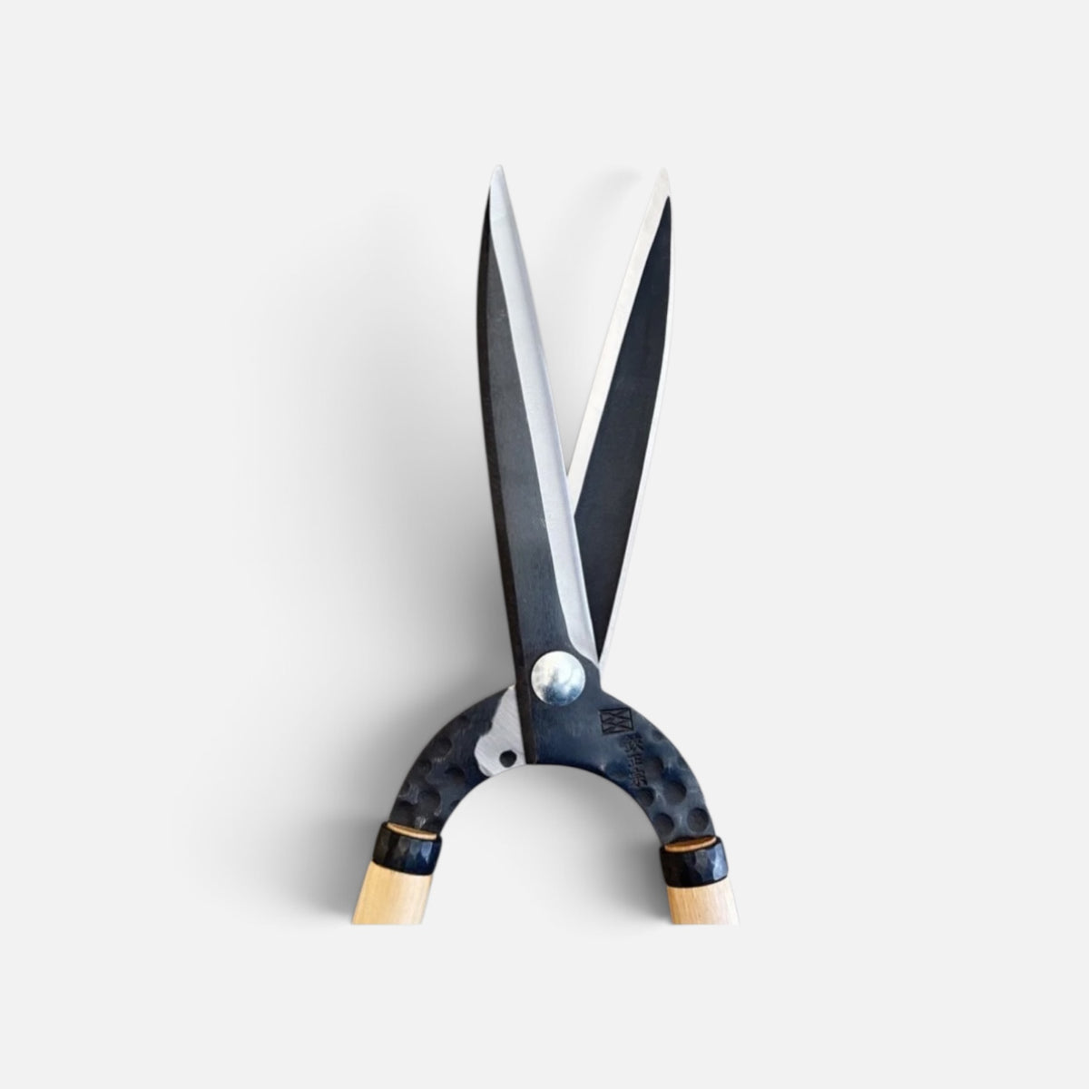 Hasami Masamune Gate-Style Leaf-Trimming Hedge Shears Black Edition Total Length & Blade 820mm/210mm / Long Oak Handle 540mm with Shirogami White Paper Steel Blade [Traditional Hand-Forged from Scratch / Hollow Ground Back / Twisted blade/ Screw joint ]