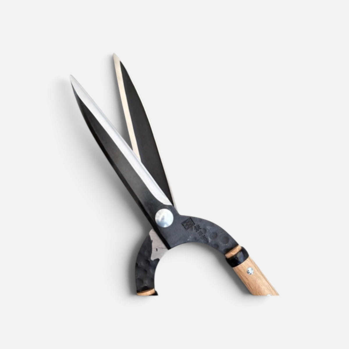 Hasami Masamune Gate-Style Leaf-Trimming Hedge Shears Black Edition Total Length & Blade 645mm/210mm / Mid-Length Oak Handle 360mm with Shirogami White Paper Steel [Traditional Hand-Forged from Scratch /Hollow Ground Back / Twisted Blade / Screw Joint]