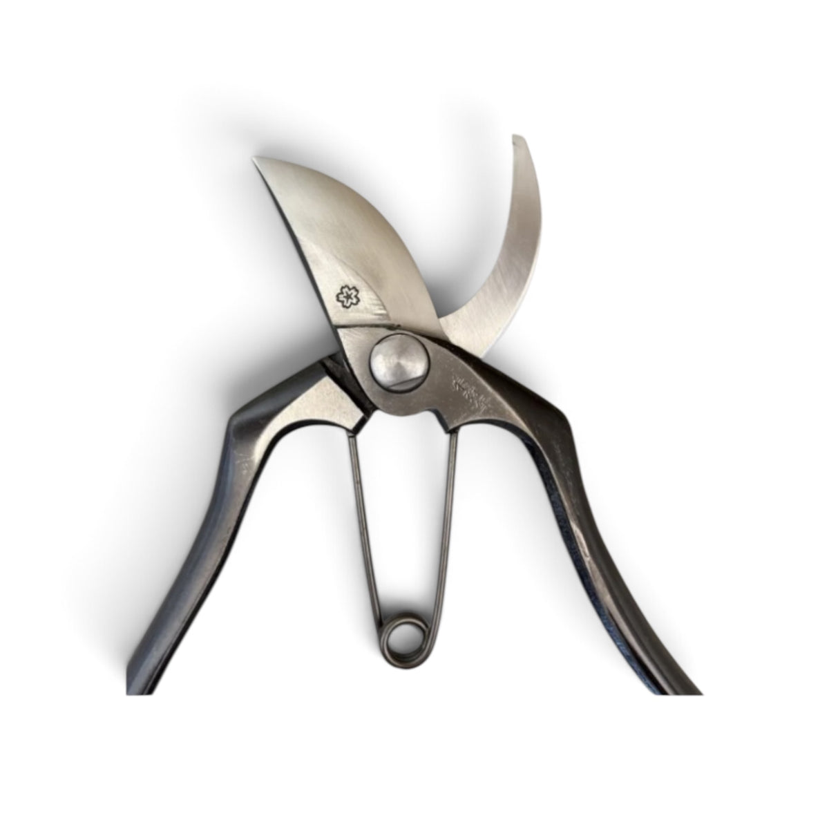 SAKURA Professional Pruning Secateurs 
Total Length: 200mm / Blade Length: 66mm Japanese Cutlery Steel [Traditional Hand Forged from Scratch / Hollow Ground Back / Twisted Blade / Screw Joint /Smooth Curved Ergonomic Handle / Seamless Crossover Alignment