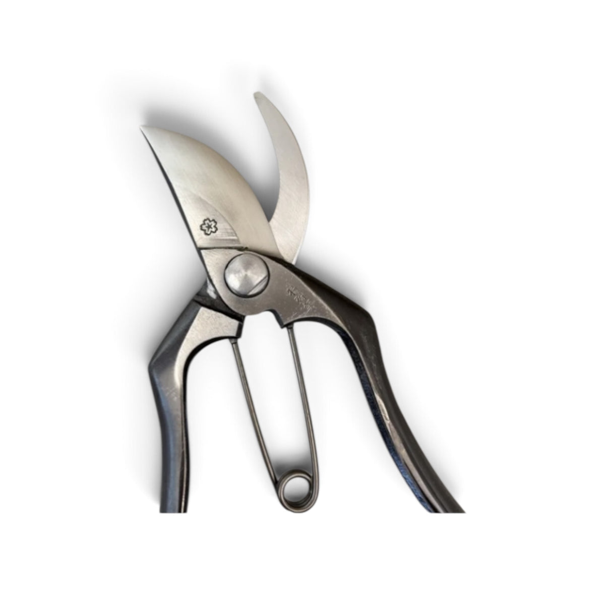 SAKURA Professional Pruning Secateurs 
Total Length: 200mm / Blade Length: 66mm Japanese Cutlery Steel [Traditional Hand Forged from Scratch / Hollow Ground Back / Twisted Blade / Screw Joint /Smooth Curved Ergonomic Handle / Seamless Crossover Alignment