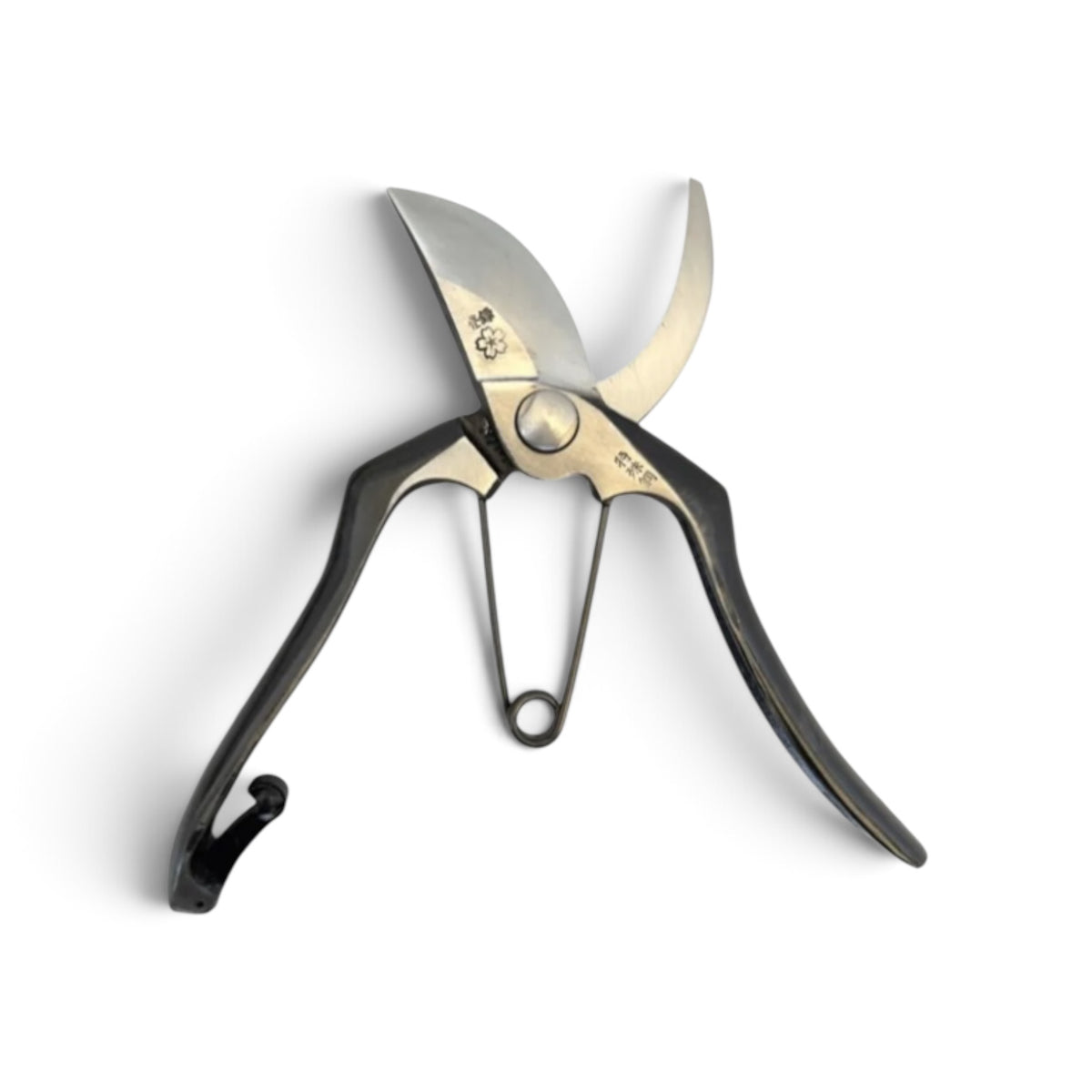 SAKURA Professional Pruning Secateurs 
Total Length: 200mm / Blade Length: 66mm Japanese Cutlery Steel [Traditional Hand Forged from Scratch / Hollow Ground Back / Twisted Blade / Screw Joint /Smooth Curved Ergonomic Handle / Seamless Crossover Alignment