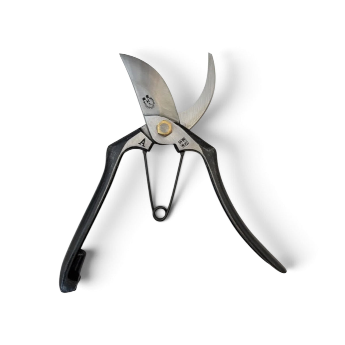 Murahisa Master Blacksmith Pruning Secateurs Large Model
Total Length & Blade: 225mm/74mm High-Grade Japanese Carbon Steel [Traditional Hand Forged from Scratch / Hollow Ground Back / Twisted Blade / Screw Join / Master Hand-Finished Crafts]