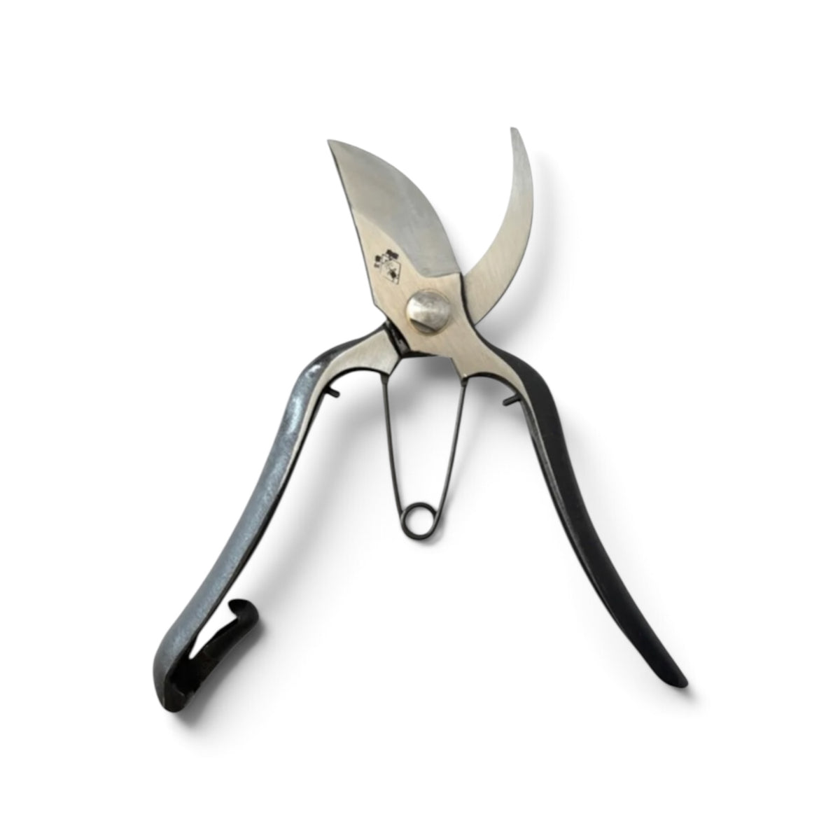 Sokan Pruning Secateurs
Total Length & Blade: 200mm/64mm Grade Japanese Carbon Cutlery Steel [Traditional Hand Forged from Scratch / Hollow Ground Back / Twisted Blade / Screw Joint / Traditional Bottom Catch]