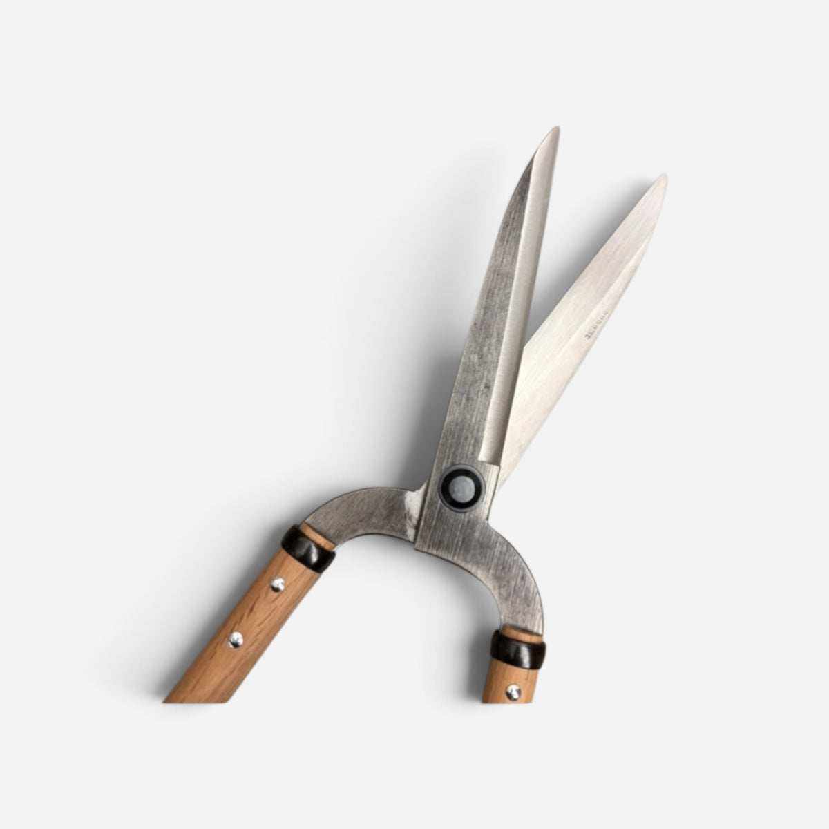 Igarashi Hamono Gate-Style Japanese Hedge Shears Model (NO.1121) Total Length & Blade & Handle: 550mm/195mm/300mm Mid-Length Oak Handle with Shirogami White Paper Steel [Traditional Hand-Forged / Thick All-Around Blade / Hollow Ground Back / Rivet Joint]