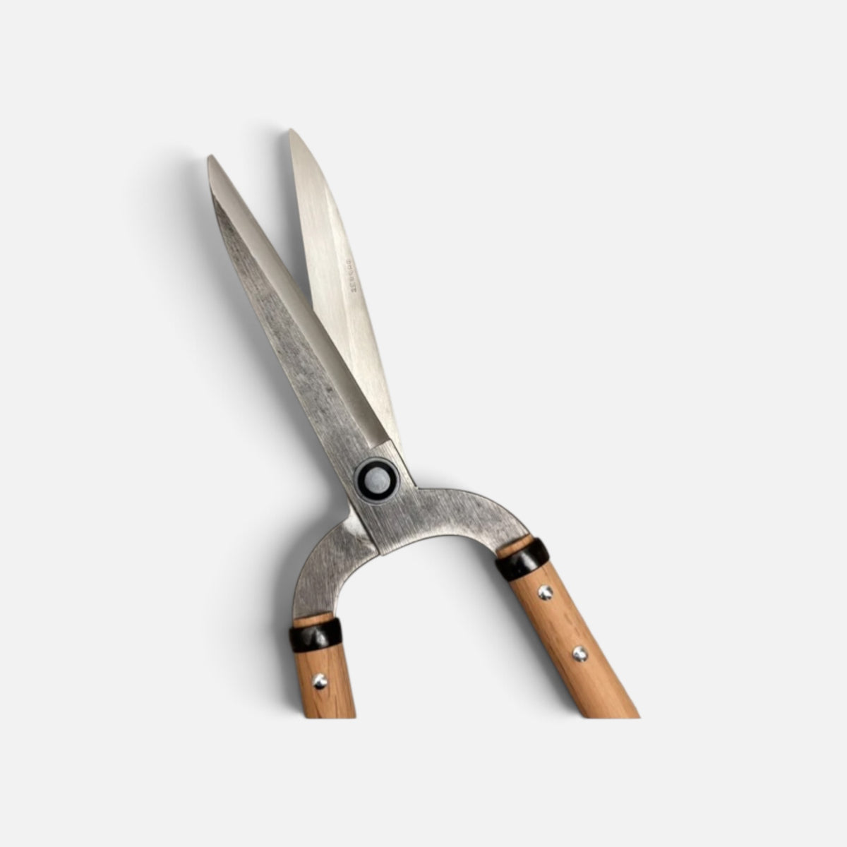 Igarashi Hamono Gate-Style Japanese Hedge Shears Model (NO.1121) Total Length & Blade & Handle: 550mm/195mm/300mm Mid-Length Oak Handle with Shirogami White Paper Steel [Traditional Hand-Forged / Thick All-Around Blade / Hollow Ground Back / Rivet Joint]
