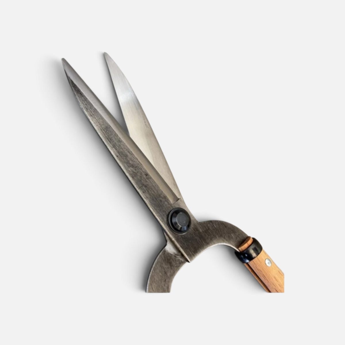 Igarashi Hamono Gate-Style Japanese Hedge Shears Model (NO.1121) Total Length & Blade & Handle: 550mm/195mm/300mm Mid-Length Oak Handle with Shirogami White Paper Steel [Traditional Hand-Forged / Thick All-Around Blade / Hollow Ground Back / Rivet Joint]