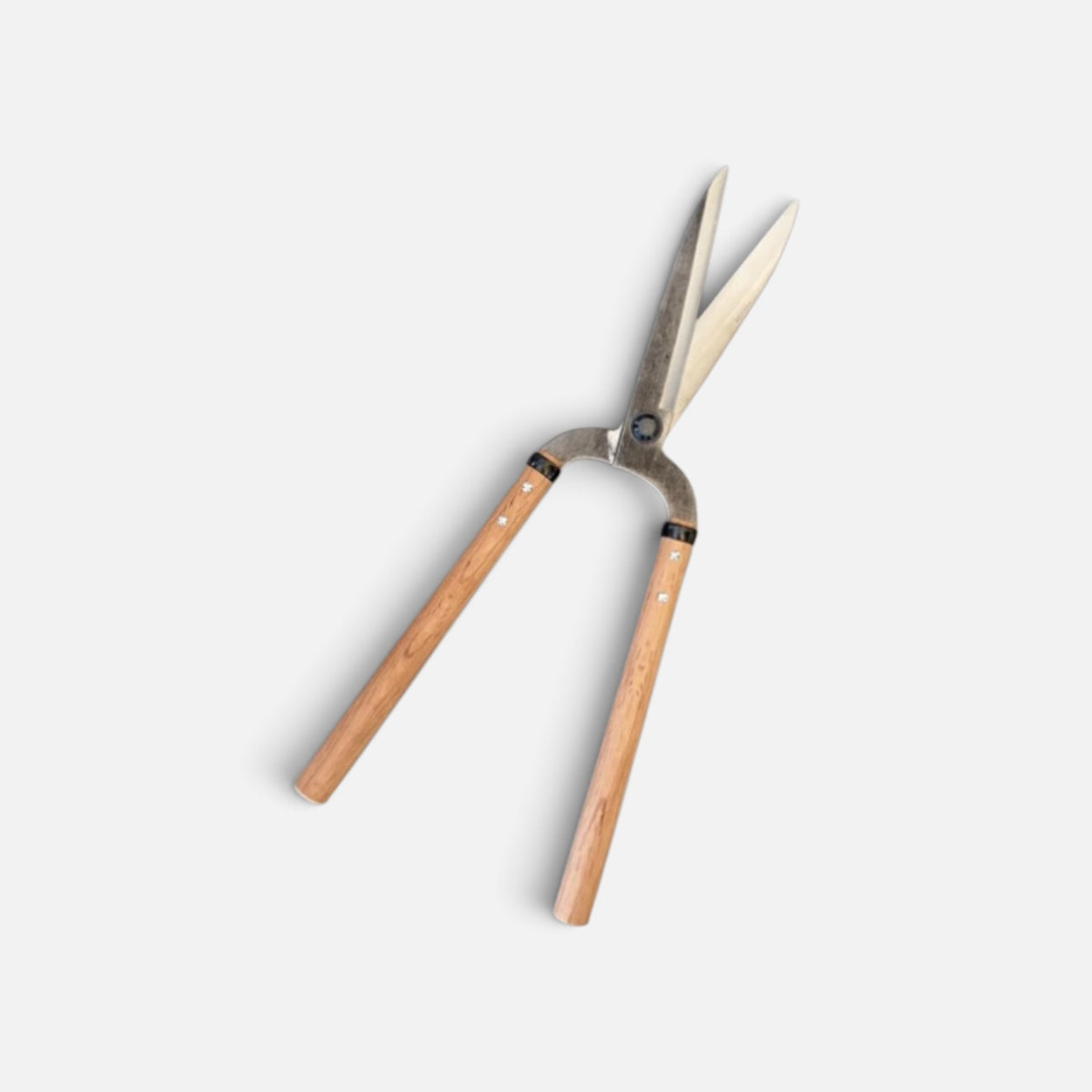 Igarashi Hamono Gate-Style Japanese Hedge Shears Model (NO.1121) Total Length & Blade & Handle: 550mm/195mm/300mm Mid-Length Oak Handle with Shirogami White Paper Steel [Traditional Hand-Forged / Thick All-Around Blade / Hollow Ground Back / Rivet Joint]