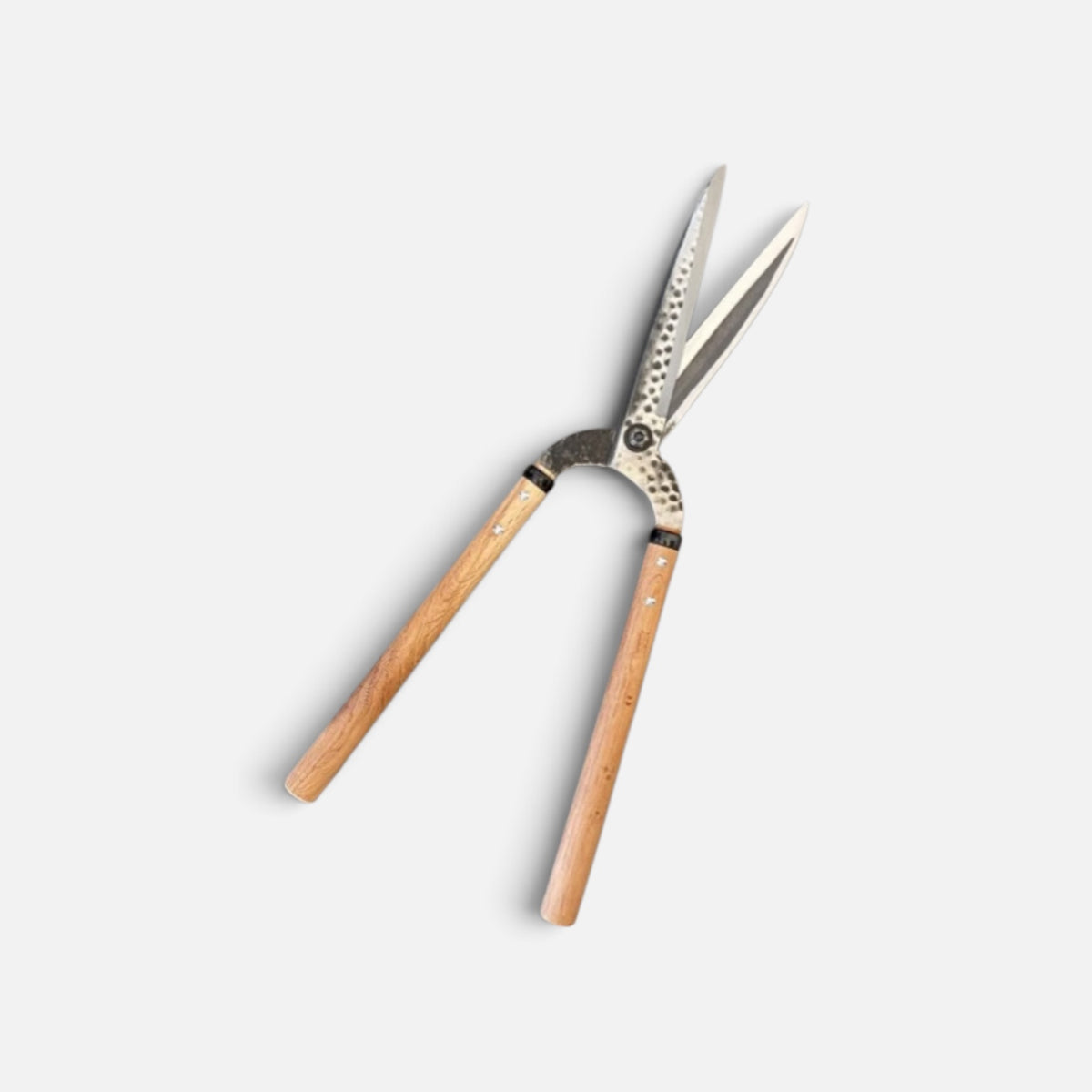 Igarashi Hamono Gate-Style Leaf-Trimming Hedge Shears Total Length & Blade & Handle 565mm/210mm/300mm Mid-Length Oak Handle Shirogami White Paper Steel [Traditional Hand-Forged / Hollow Ground Back / Smooth Action Alignment / Screw Joint]