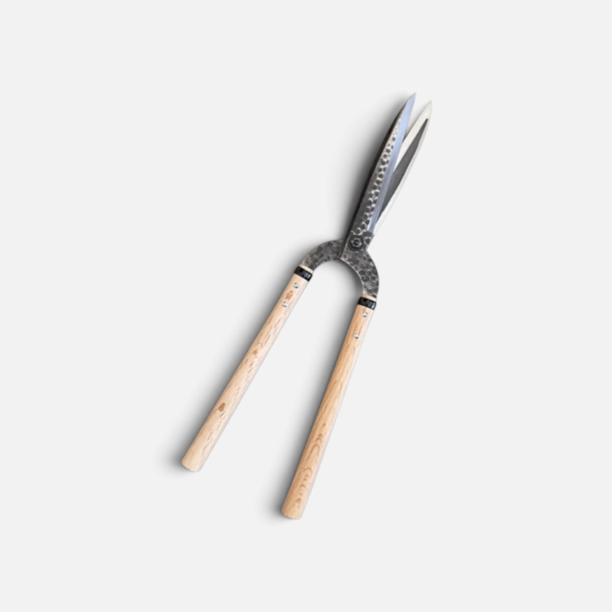 Igarashi Hamono Gate-Style Leaf-Trimming Hedge Shears Total Length & Blade & Handle 565mm/210mm/300mm Mid-Length Oak Handle Shirogami White Paper Steel [Traditional Hand-Forged / Hollow Ground Back / Smooth Action Alignment / Screw Joint]