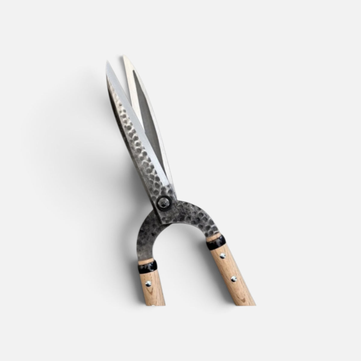 Igarashi Hamono Gate-Style Leaf-Trimming Hedge Shears Total Length & Blade & Handle: 630mm/210mm/360mm Mid-Length Oak Handle with Shirogami White Paper Steel Blade [Traditional Hand-Forged / Hollow Ground / Twisted Blade / Screw Joint]