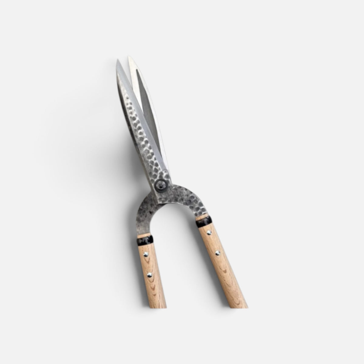 Igarashi Hamono Gate-Style Leaf-Trimming Hedge Shears Total Length & Blade & Handle: 630mm/210mm/360mm Mid-Length Oak Handle with Shirogami White Paper Steel Blade [Traditional Hand-Forged / Hollow Ground / Twisted Blade / Screw Joint]