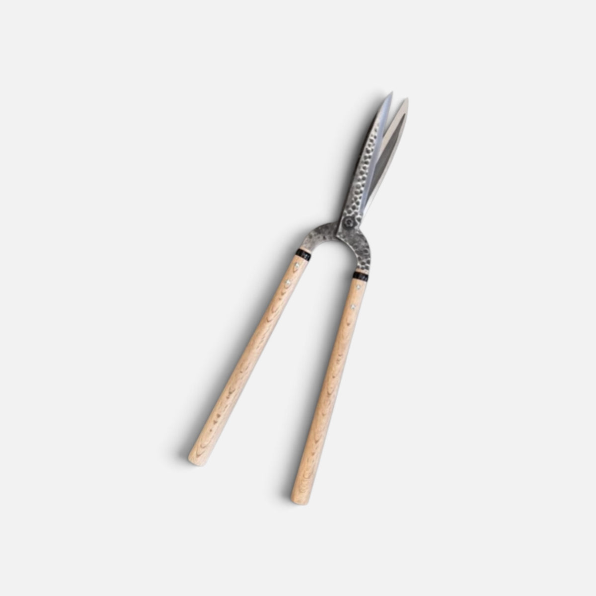 Igarashi Hamono Gate-Style Leaf-Trimming Hedge Shears Total Length & Blade & Handle: 630mm/210mm/360mm Mid-Length Oak Handle with Shirogami White Paper Steel Blade [Traditional Hand-Forged / Hollow Ground / Twisted Blade / Screw Joint]