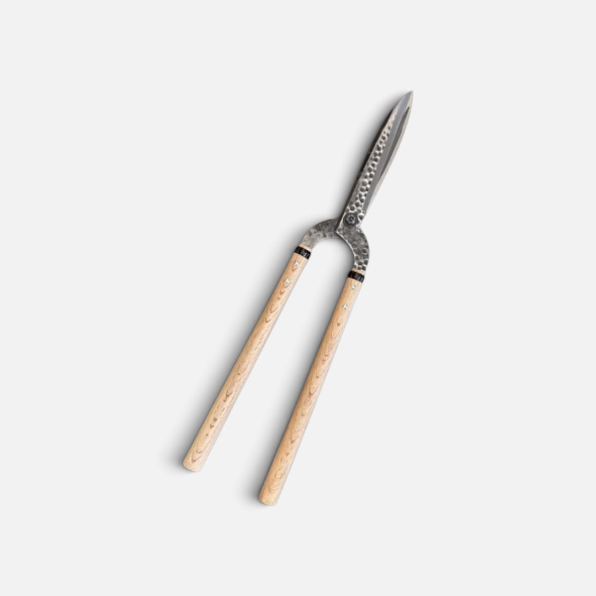 Igarashi Hamono Gate-Style Leaf-Trimming Hedge Shears Total Length & Blade & Handle: 630mm/210mm/360mm Mid-Length Oak Handle with Shirogami White Paper Steel Blade [Traditional Hand-Forged / Hollow Ground / Twisted Blade / Screw Joint]