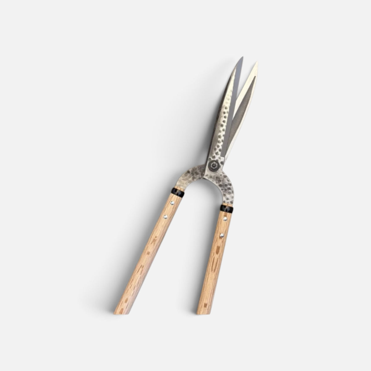 Igarashi Hamono Gate-Style Leaf-Trimming Hedge Shears Blade 210mm / Long Oak Handle 500mm Shirogami White Paper Steel [Traditional Hand-Forged / Urasuki Hollow Ground / Smooth Action Alignment / Heavy-Duty Dry Oak Handle / Screw Joint]