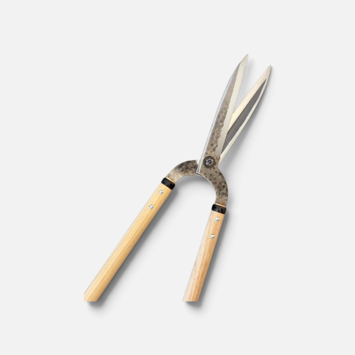 Igarashi Hamono Gate-Style Leaf-Trimming Hedge Shears Blade 210mm / Lightweight Long Chinquapin Handle 530mm Shirogami White Paper Steel [Traditional Hand-Forged / Ultra-Lightweight 760g / Urasuki Hollow Ground / Smooth Action Alignment]