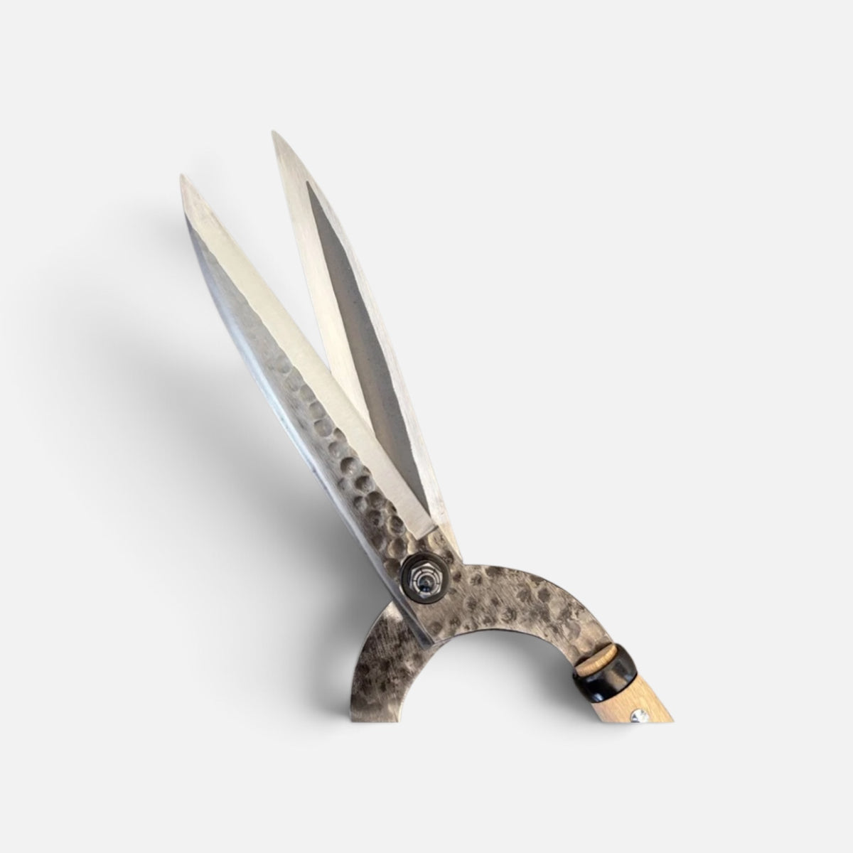 Igarashi Hamono Gate-Style Leaf-Trimming Hedge Shears Blade 210mm / Lightweight Long Chinquapin Handle 530mm Shirogami White Paper Steel [Traditional Hand-Forged / Ultra-Lightweight 760g / Urasuki Hollow Ground / Smooth Action Alignment]