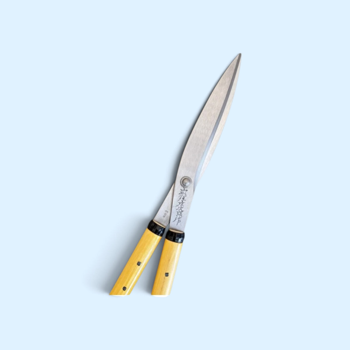 Tobisho Lightweight Curved Blade Hedge Shears Thin Blade 195mm / Magnolia Handle 450mm Aogami Blue Paper Steel [Traditional Hand-Forged from Scratch / Curved Blade for Topiary / Thin-Blade Design / Urasuki Hollow Ground / Ultra-Lightweight 680g]
