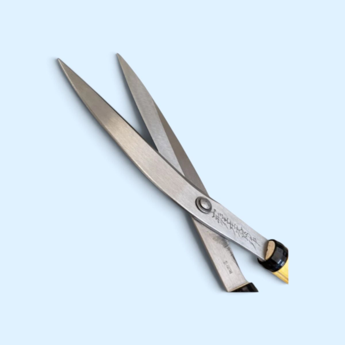 Tobisho Lightweight Curved Blade Hedge Shears Thin Blade 195mm / Magnolia Handle 450mm Aogami Blue Paper Steel [Traditional Hand-Forged from Scratch / Curved Blade for Topiary / Thin-Blade Design / Urasuki Hollow Ground / Ultra-Lightweight 680g]