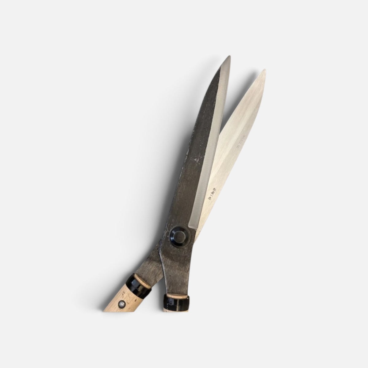 Hasamiya Ichiban All-Round Sharp Blade Hedge Shears 210mm (No Stopper) Yasugi Shirogami White Paper Steel / Oak Handle 360mm [Traditional Hand-Forged from Scratch / Urasuki Hollow Ground / Rivet Joint / All-Round General-Purpose]