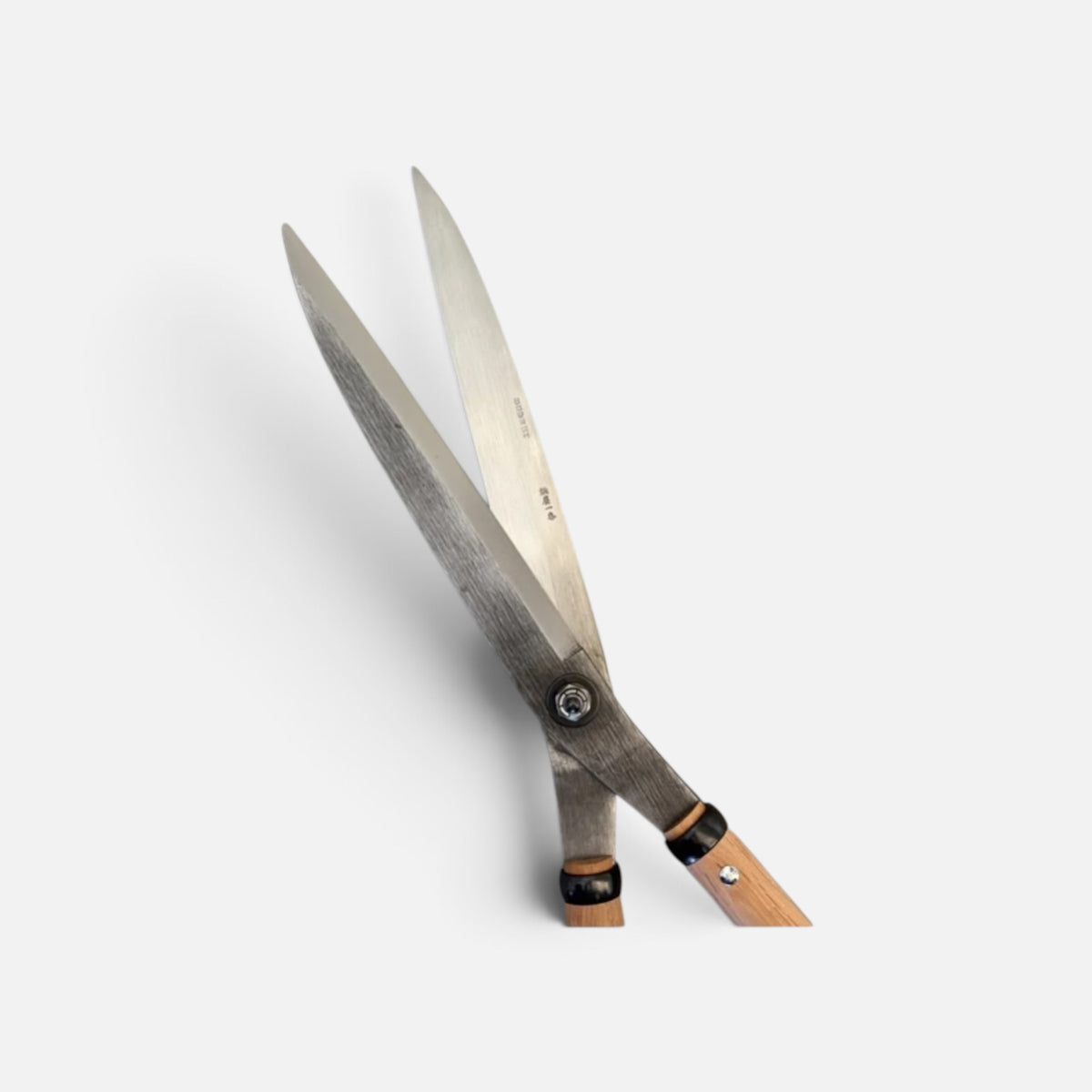 Hasamiya Ichiban Sharp Leaf Trimming Hedge Shears 240mm (No Stopper) Yasugi Shirogami White Paper Steel / Oak Handle 300mm [Traditional Hand-Forged from Scratch / Urasuki Hollow Ground / Adjustable Bolt Joint / Leaf Trimming Model]