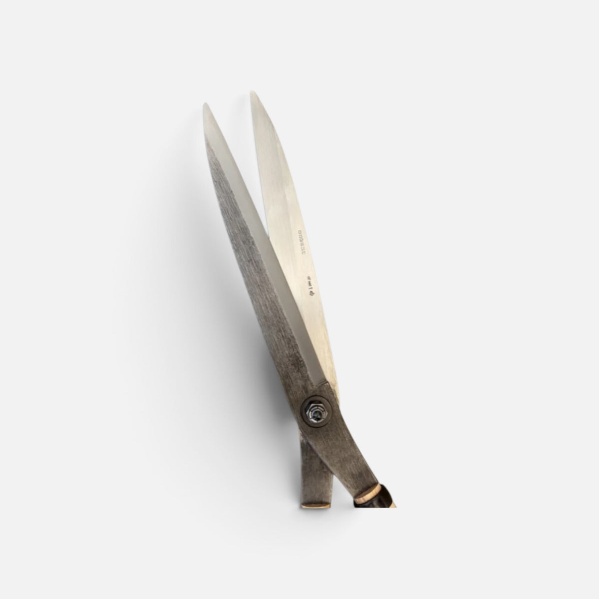 Hasamiya Ichiban Sharp Leaf Trimming Hedge Shears 240mm (No Stopper) Yasugi Shirogami White Paper Steel / Oak Handle 360mm [Traditional Hand-Forged from Scratch / Urasuki Hollow Ground / Adjustable Bolt Joint / Leaf Trimming Model]