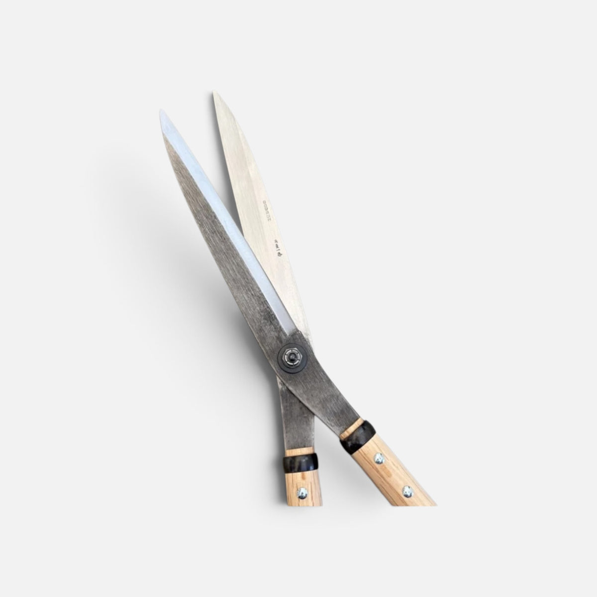 Hasamiya Ichiban Sharp Leaf Trimming Hedge Shears 240mm (No Stopper) Yasugi Shirogami White Paper Steel / Oak Handle 360mm [Traditional Hand-Forged from Scratch / Urasuki Hollow Ground / Adjustable Bolt Joint / Leaf Trimming Model]
