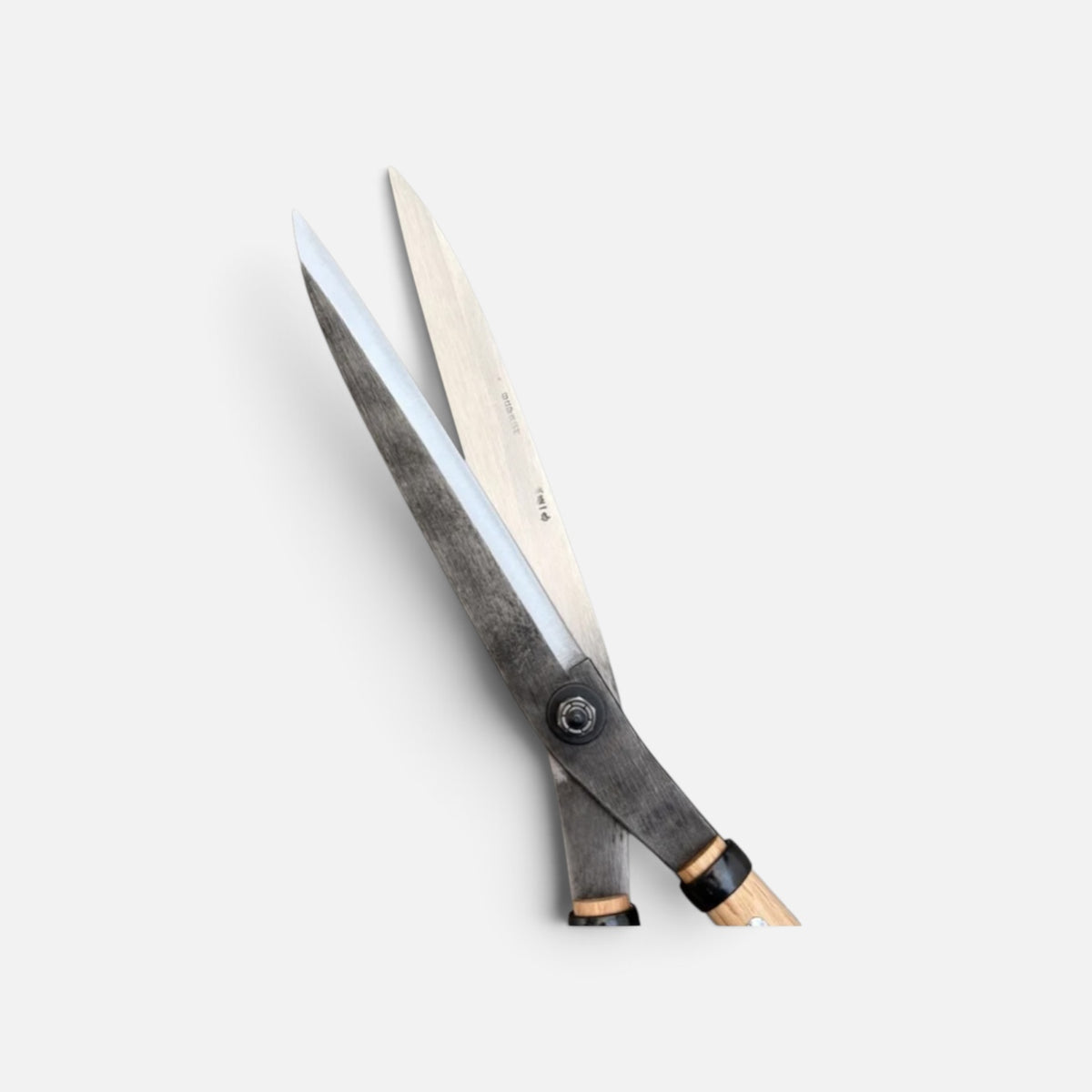 Hasamiya Ichiban Sharp Leaf Trimming Hedge Shears 240mm (No Stopper) Yasugi Shirogami White Paper Steel / Oak Handle 500mm [Traditional Hand-Forged from Scratch / Urasuki Hollow Ground / Adjustable Bolt Joint / Leaf Trimming Model]