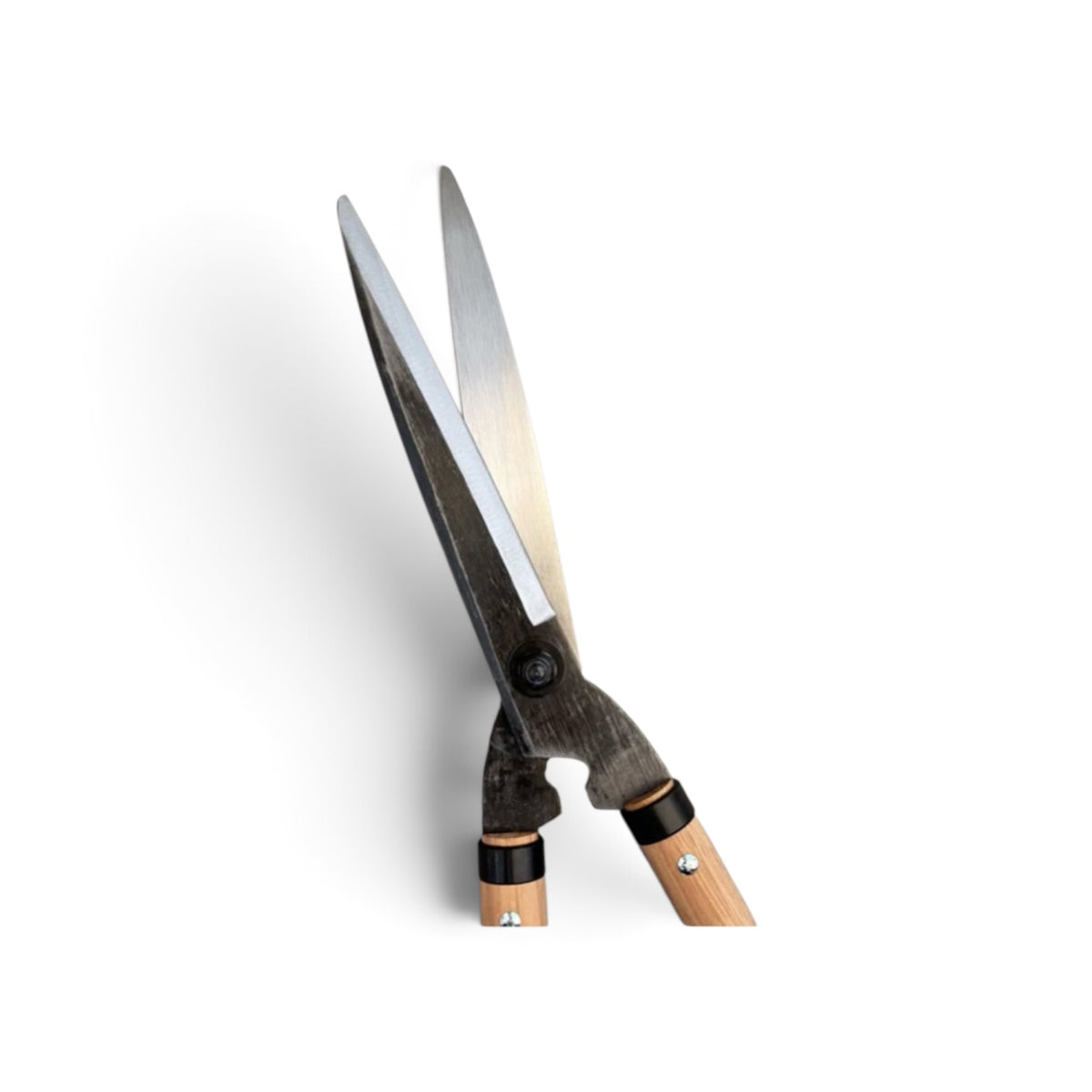 Hasamiya Ichiban Hedge Shears Total Length & Blade: 550mm/200mm Dome-tsuki Japanese 200mm/300mm Oak Handle / Yasuki Steel
Traditional Hand Forged from Scratch / Hollow Ground Back / Twisted Blade / Screw Joint