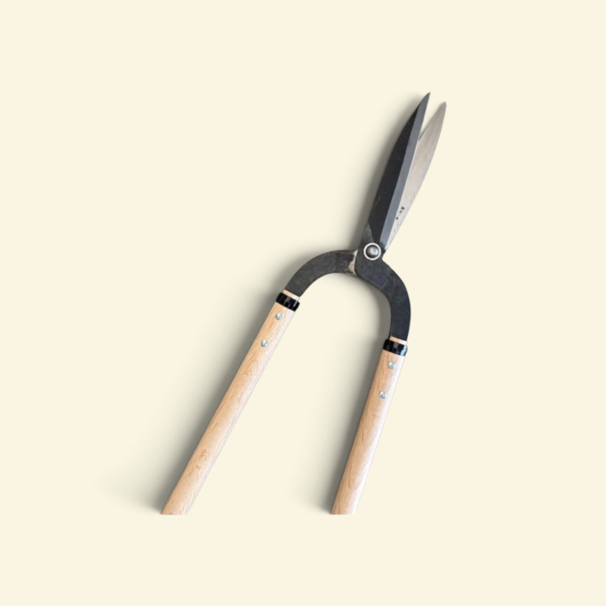 Hasamiya Ichiban Kyo-Style Gate-Hedge Shears / Wide Shoulder / Yasugi Yellow Paper Steel / Oak Handle 450mm [Traditional Hand-Forged from Scratch / Urasuki Hollow Ground / Rivet Joint / Wide-Shoulder Gate-Style]