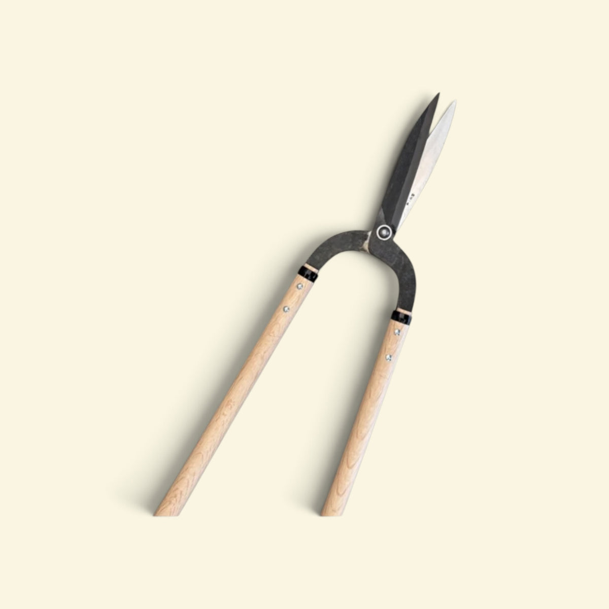 Hasamiya Ichiban Kyo-Style Gate-Hedge Shears / Wide Shoulder / Yasugi Yellow Paper Steel / Oak Handle 450mm [Traditional Hand-Forged from Scratch / Urasuki Hollow Ground / Rivet Joint / Wide-Shoulder Gate-Style]