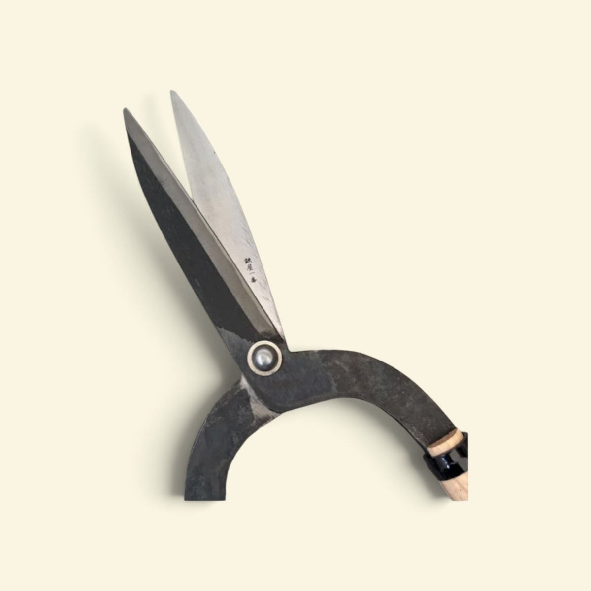 Hasamiya Ichiban Kyo-Style Gate-Hedge Shears / Wide Shoulder / Yasugi Yellow Paper Steel / Oak Handle 450mm [Traditional Hand-Forged from Scratch / Urasuki Hollow Ground / Rivet Joint / Wide-Shoulder Gate-Style]