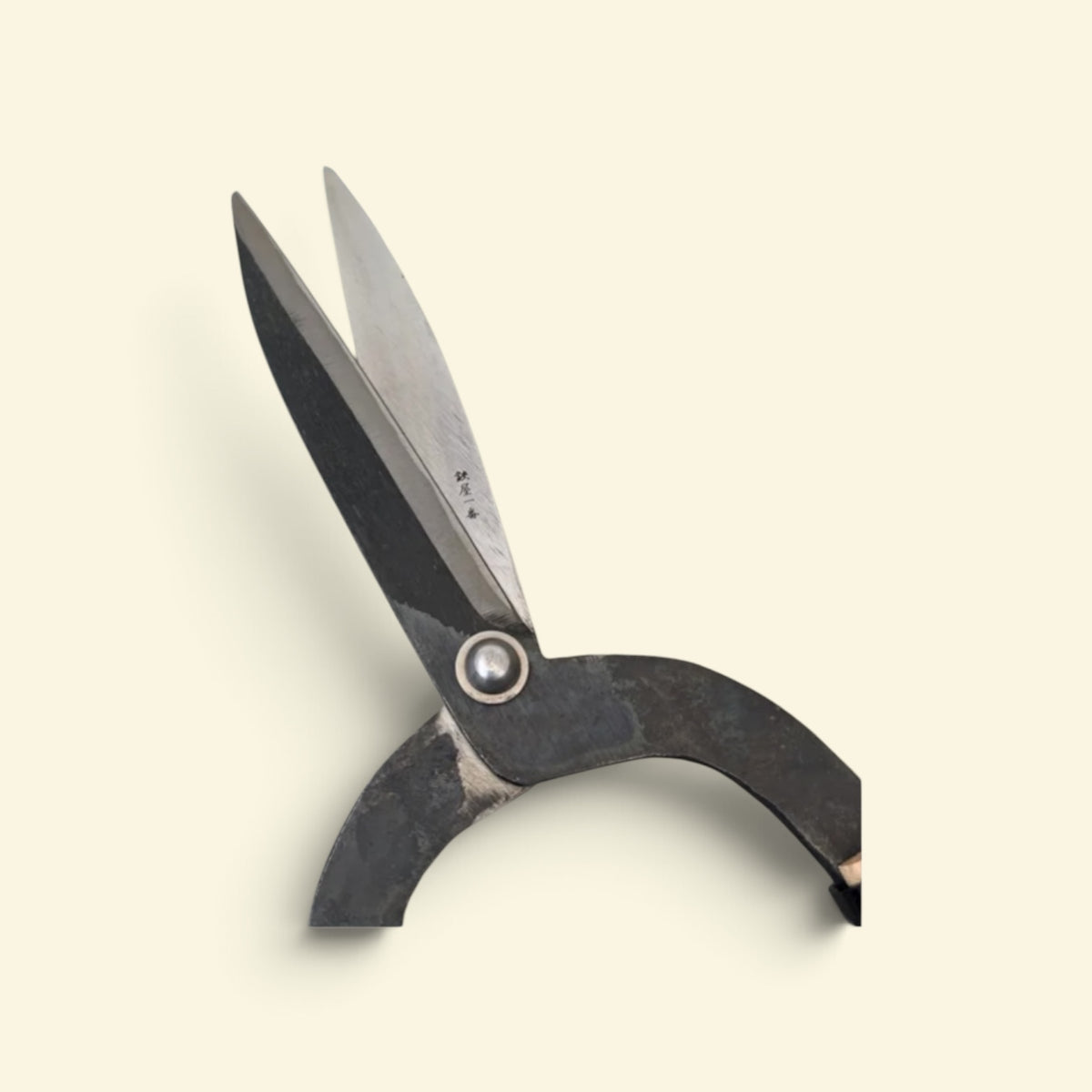 Hasamiya Ichiban Kyo-Style Gate-Hedge Shears / Wide Shoulder / Yasugi Yellow Paper Steel / Oak Handle 450mm [Traditional Hand-Forged from Scratch / Urasuki Hollow Ground / Rivet Joint / Wide-Shoulder Gate-Style]