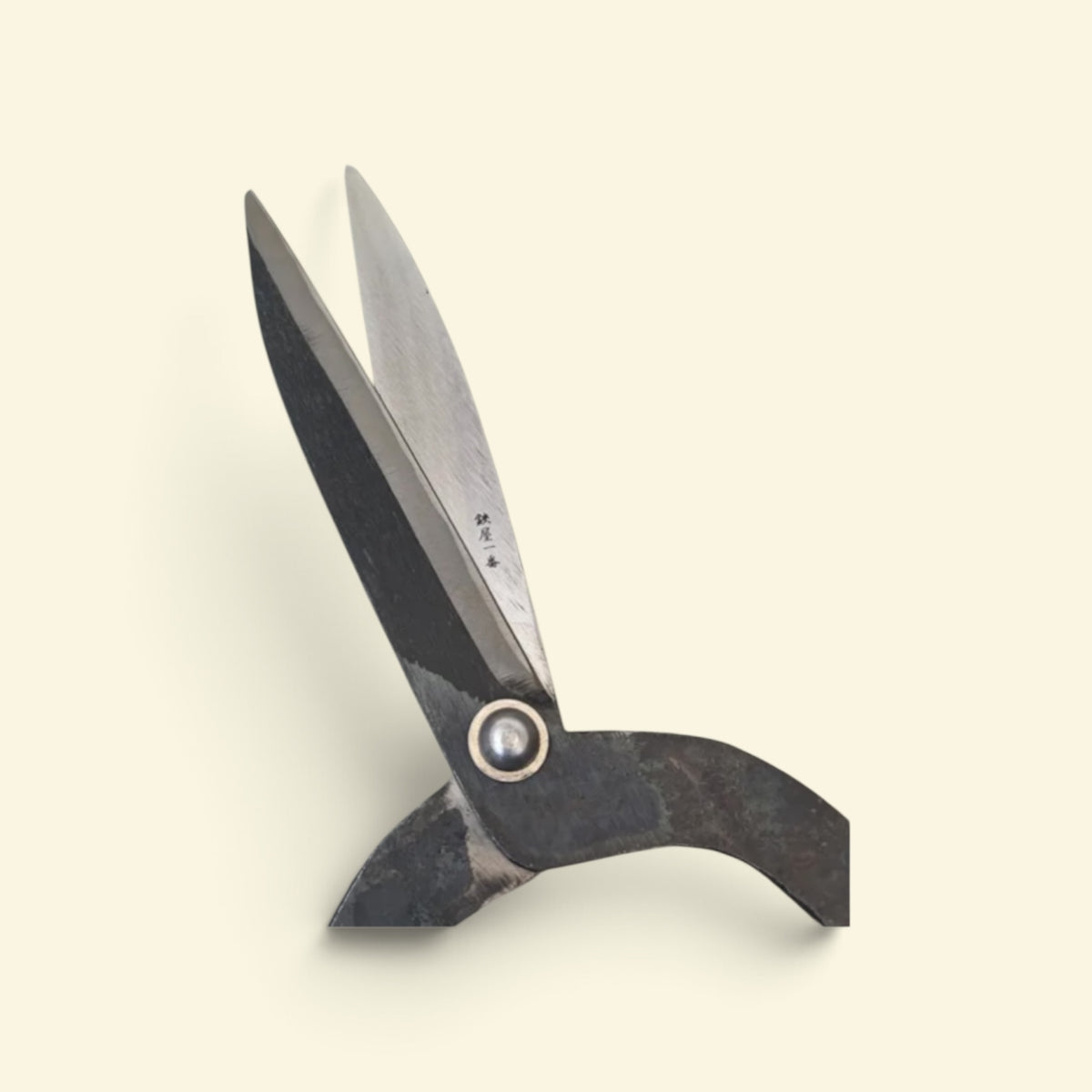 Hasamiya Ichiban Kyo-Style Gate-Hedge Shears / Wide Shoulder / Yasugi Yellow Paper Steel / Oak Handle 450mm [Traditional Hand-Forged from Scratch / Urasuki Hollow Ground / Rivet Joint / Wide-Shoulder Gate-Style]