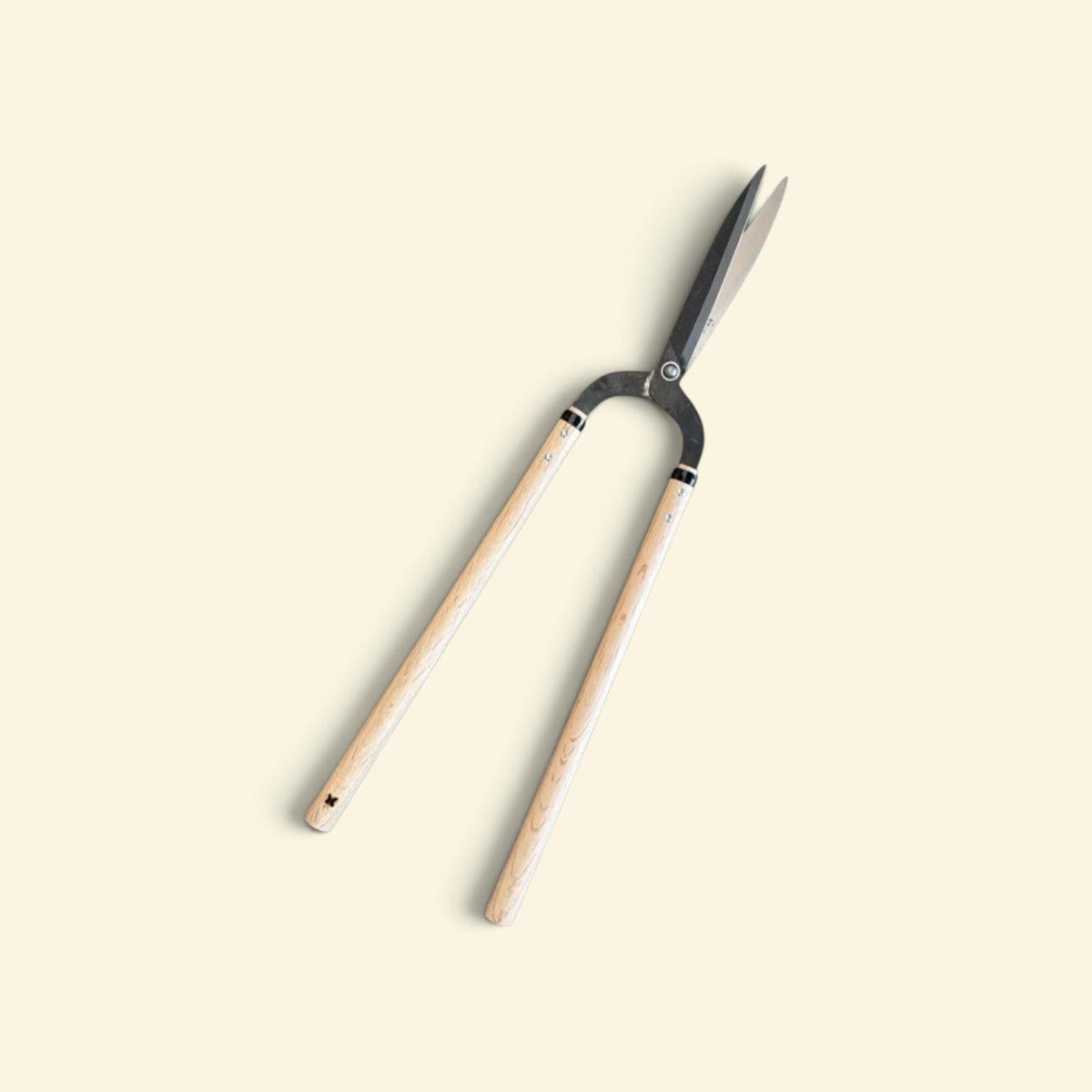 Hasamiya Ichiban Kyo-Style Gate-Hedge Shears / Wide Shoulder / Yasugi Kishi Yellow Paper Steel / Oak Handle 450mm [Traditional Hand-Forged from Scratch / Urasuki Hollow Ground / Rivet Joint / Wide-Shoulder Gate-Style]