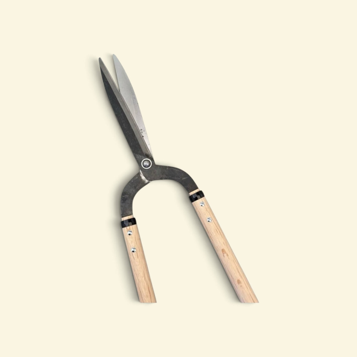 Hasamiya Ichiban Kyo-Style Gate-Hedge Shears / Wide Shoulder / Yasugi Kishi Yellow Paper Steel / Oak Handle 450mm [Traditional Hand-Forged from Scratch / Urasuki Hollow Ground / Rivet Joint / Wide-Shoulder Gate-Style]