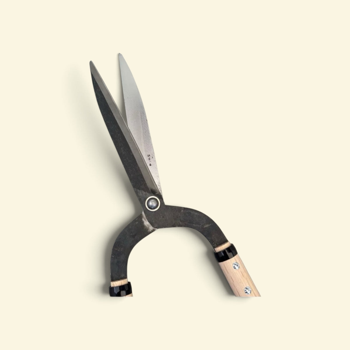 Hasamiya Ichiban Kyo-Style Gate-Hedge Shears / Wide Shoulder / Yasugi Kishi Yellow Paper Steel / Oak Handle 450mm [Traditional Hand-Forged from Scratch / Urasuki Hollow Ground / Rivet Joint / Wide-Shoulder Gate-Style]