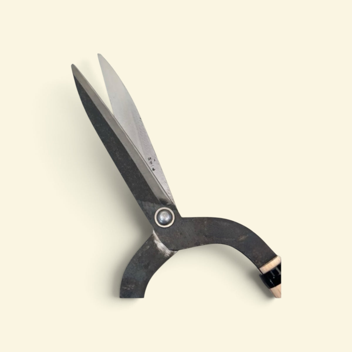 Hasamiya Ichiban Kyo-Style Gate-Hedge Shears / Wide Shoulder / Yasugi Kishi Yellow Paper Steel / Oak Handle 450mm [Traditional Hand-Forged from Scratch / Urasuki Hollow Ground / Rivet Joint / Wide-Shoulder Gate-Style]