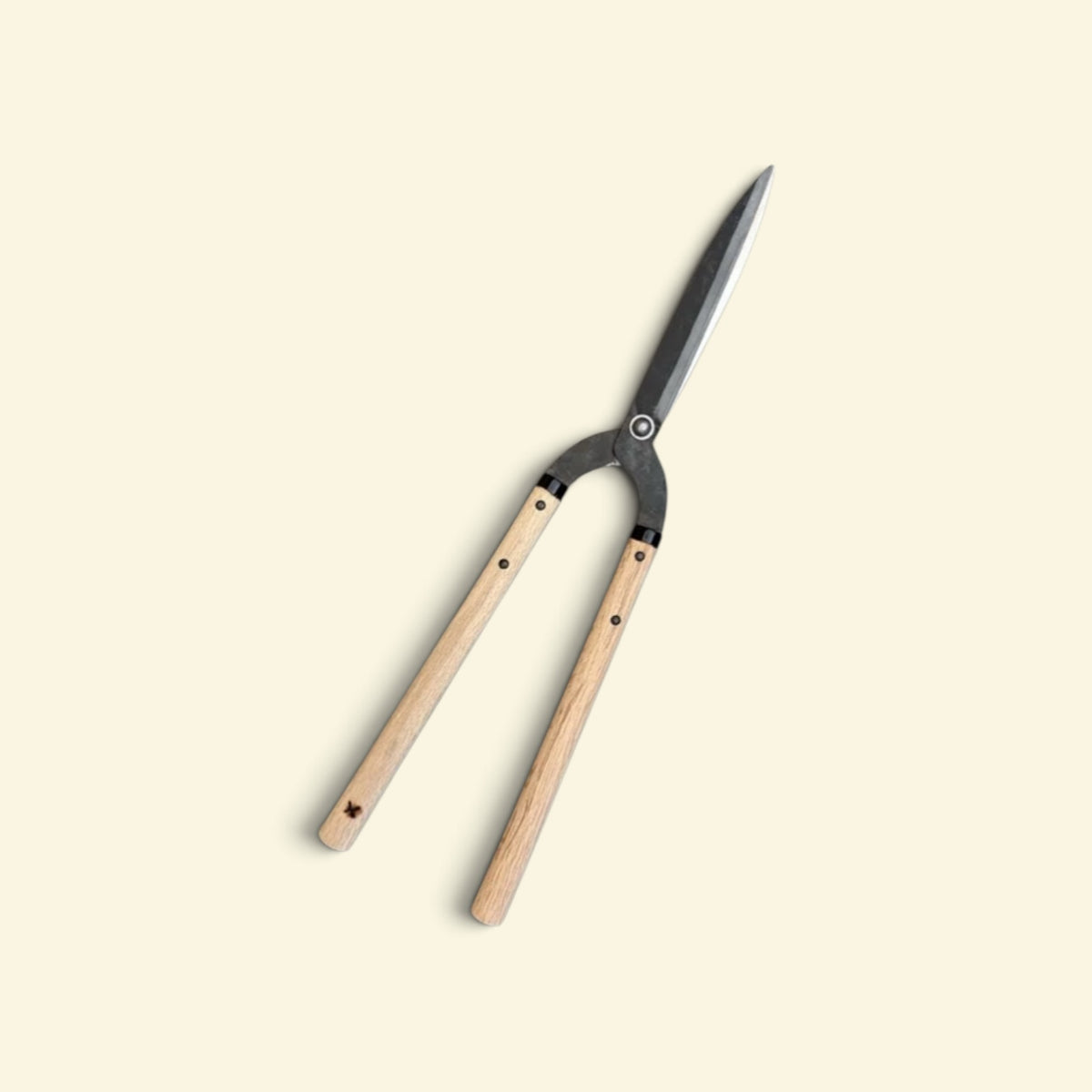 Hasamiya Ichiban Kyo-Style Gate-Hedge Shears 200mm Yasugi Yellow Paper Steel / Oak Handle 300mm [Traditional Hand-Forged from Scratch / Urasuki Hollow Ground / Rivet Joint / Lightweight Kyo-Style Gate Profile]