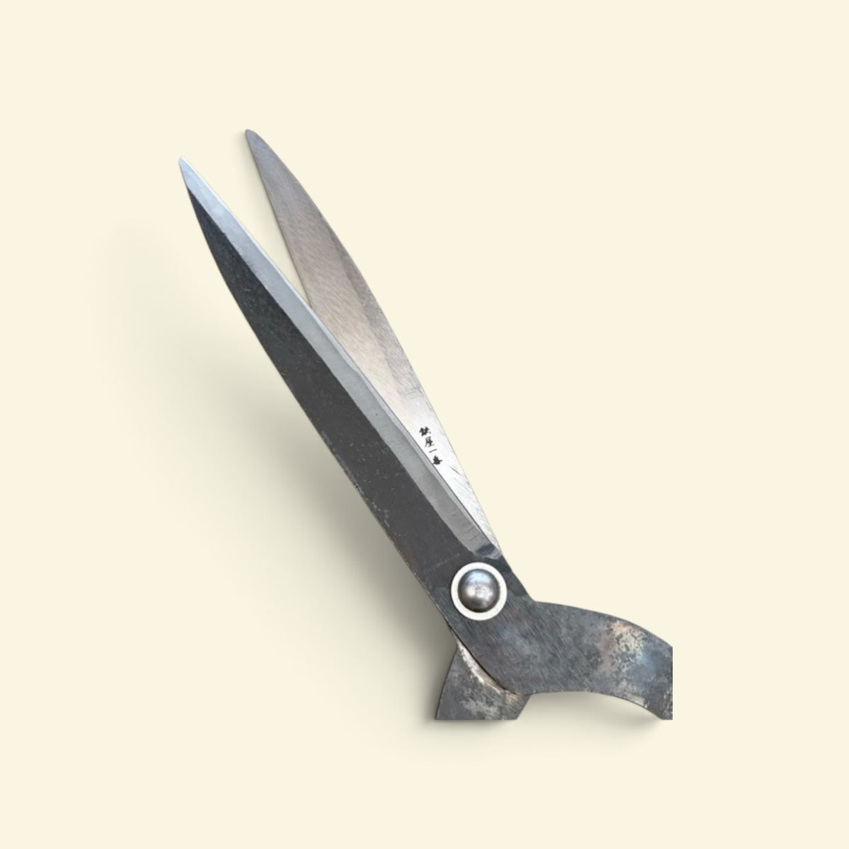 Hasamiya Ichiban Kyo-Style Gate-Hedge Shears 200mm Yasugi Yellow Paper Steel / Oak Handle 300mm [Traditional Hand-Forged from Scratch / Urasuki Hollow Ground / Rivet Joint / Lightweight Kyo-Style Gate Profile]