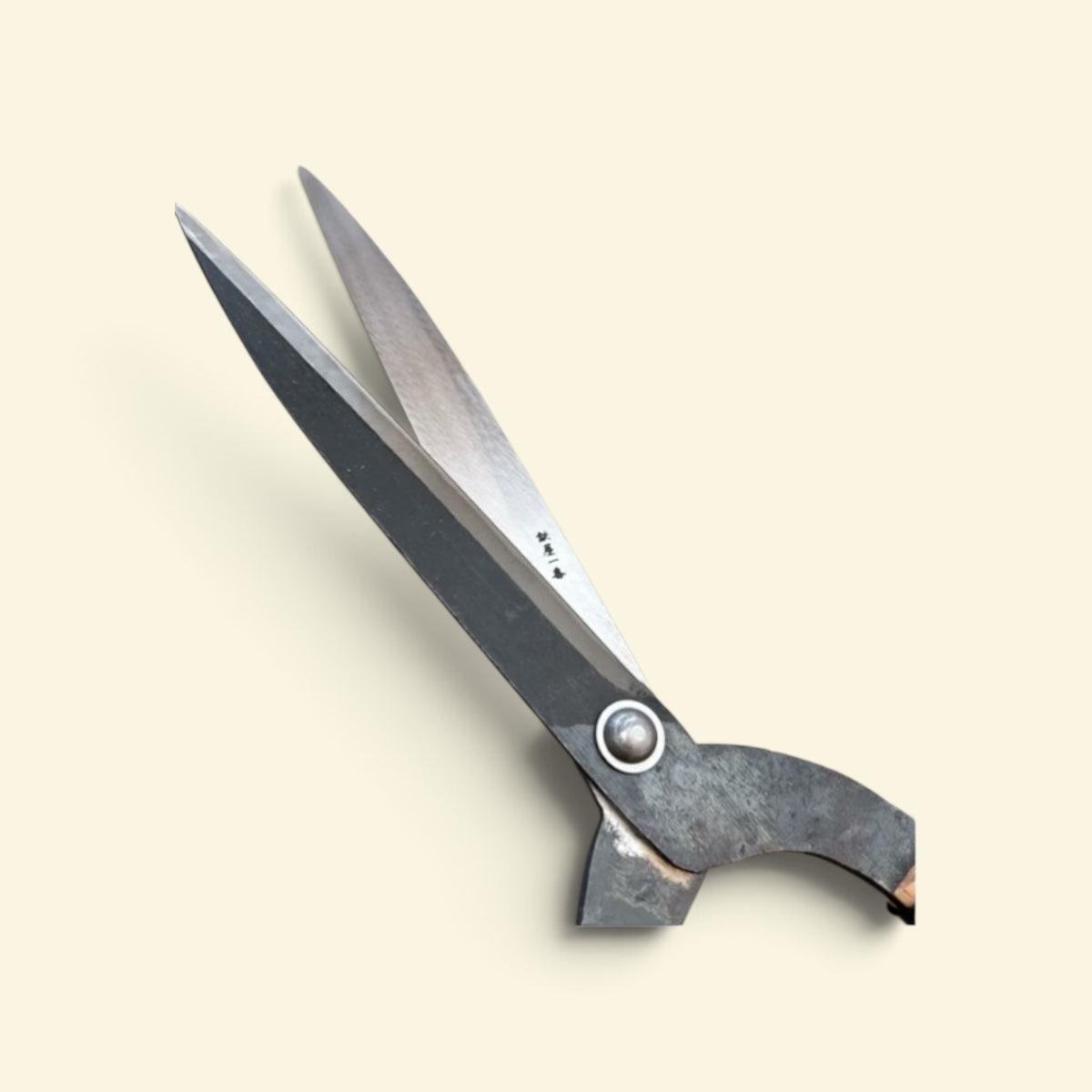 Hasamiya Ichiban Kyo-Style Gate-Hedge Shears 200mm Yasugi Yellow Paper Steel / Oak Handle 300mm [Traditional Hand-Forged from Scratch / Urasuki Hollow Ground / Rivet Joint / Lightweight Kyo-Style Gate Profile]