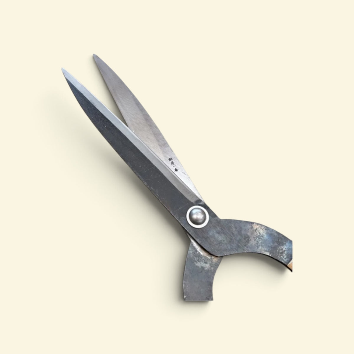 Hasamiya Ichiban Kyo-Style Gate-Hedge Shears 200mm Yasugi Yellow Paper Steel / Oak Handle 360mm [Traditional Hand-Forged from Scratch / Urasuki Hollow Ground / Rivet Joint / Kyo-Style Gate Profile]