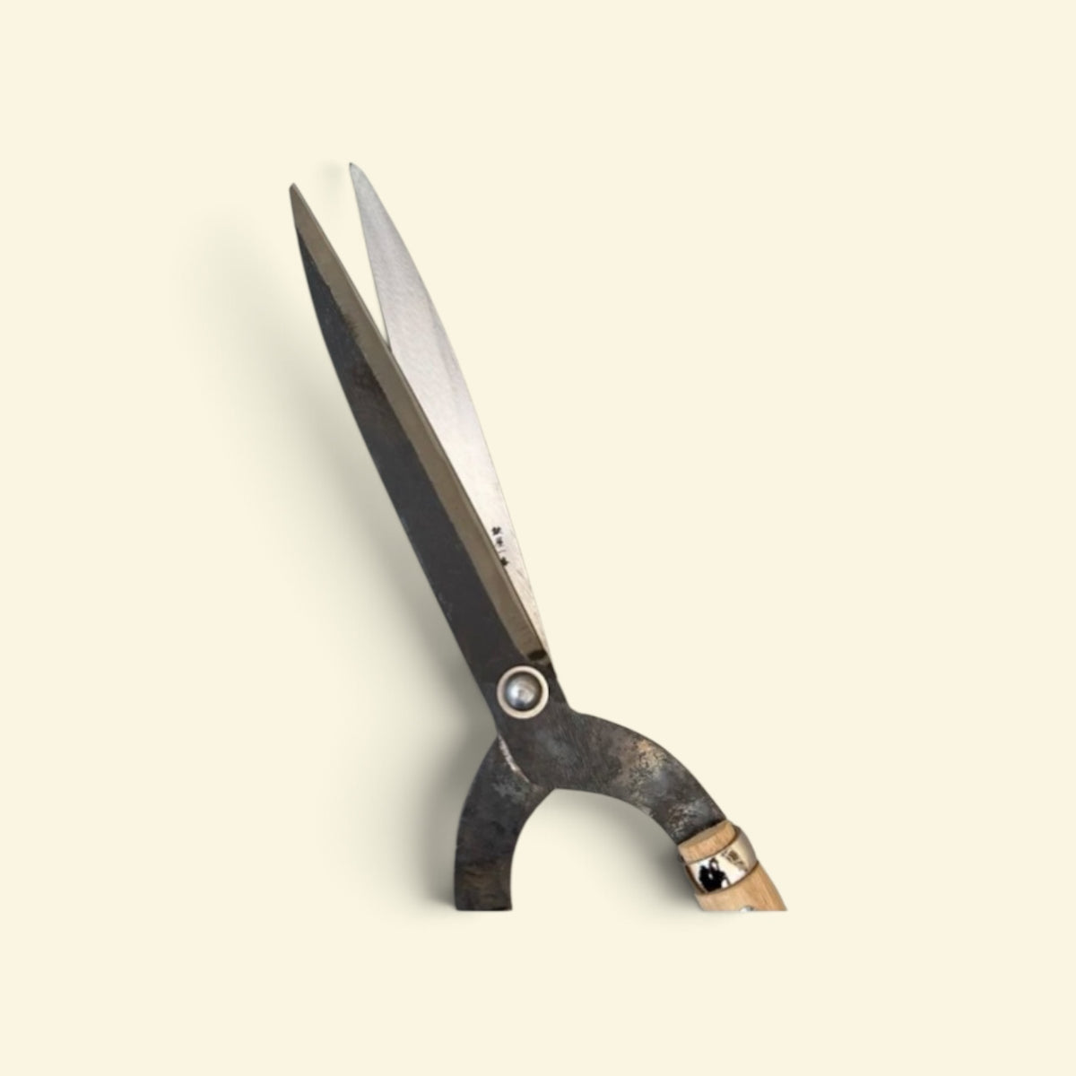 Hasamiya Ichiban Kyo-Style Gate-Hedge Shears 200mm Yasugi Yellow Paper Steel / Oak Handle 360mm [Traditional Hand-Forged from Scratch / Urasuki Hollow Ground / Rivet Joint / Kyo-Style Gate Profile]