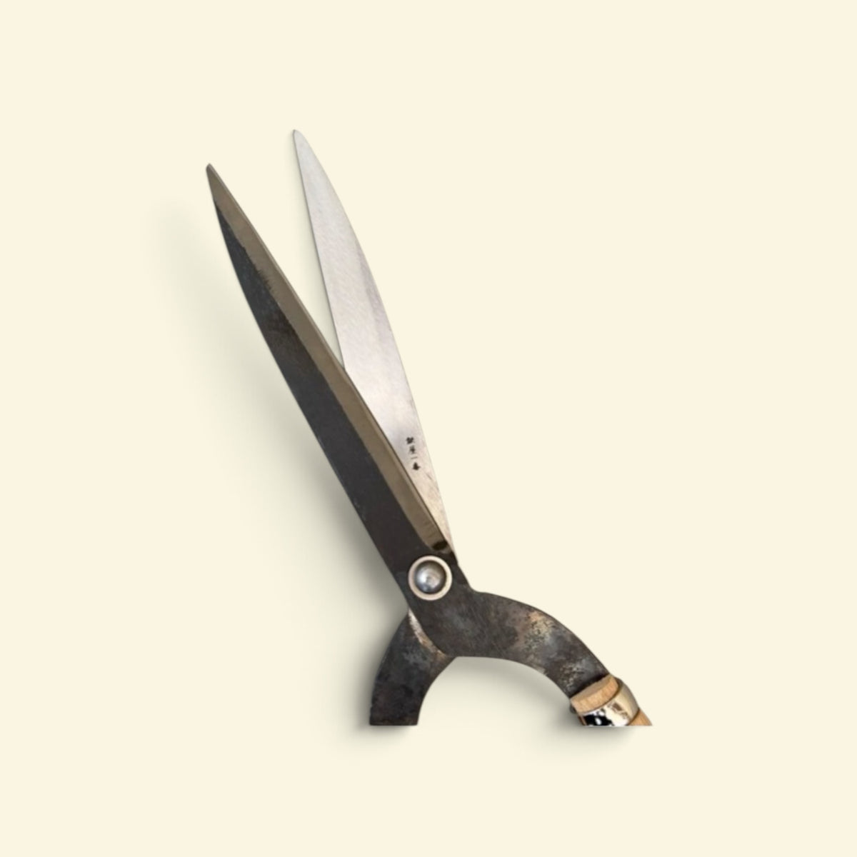 Hasamiya Ichiban Kyo-Style Gate-Hedge Shears 200mm Yasugi Yellow Paper Steel / Oak Handle 360mm [Traditional Hand-Forged from Scratch / Urasuki Hollow Ground / Rivet Joint / Kyo-Style Gate Profile]