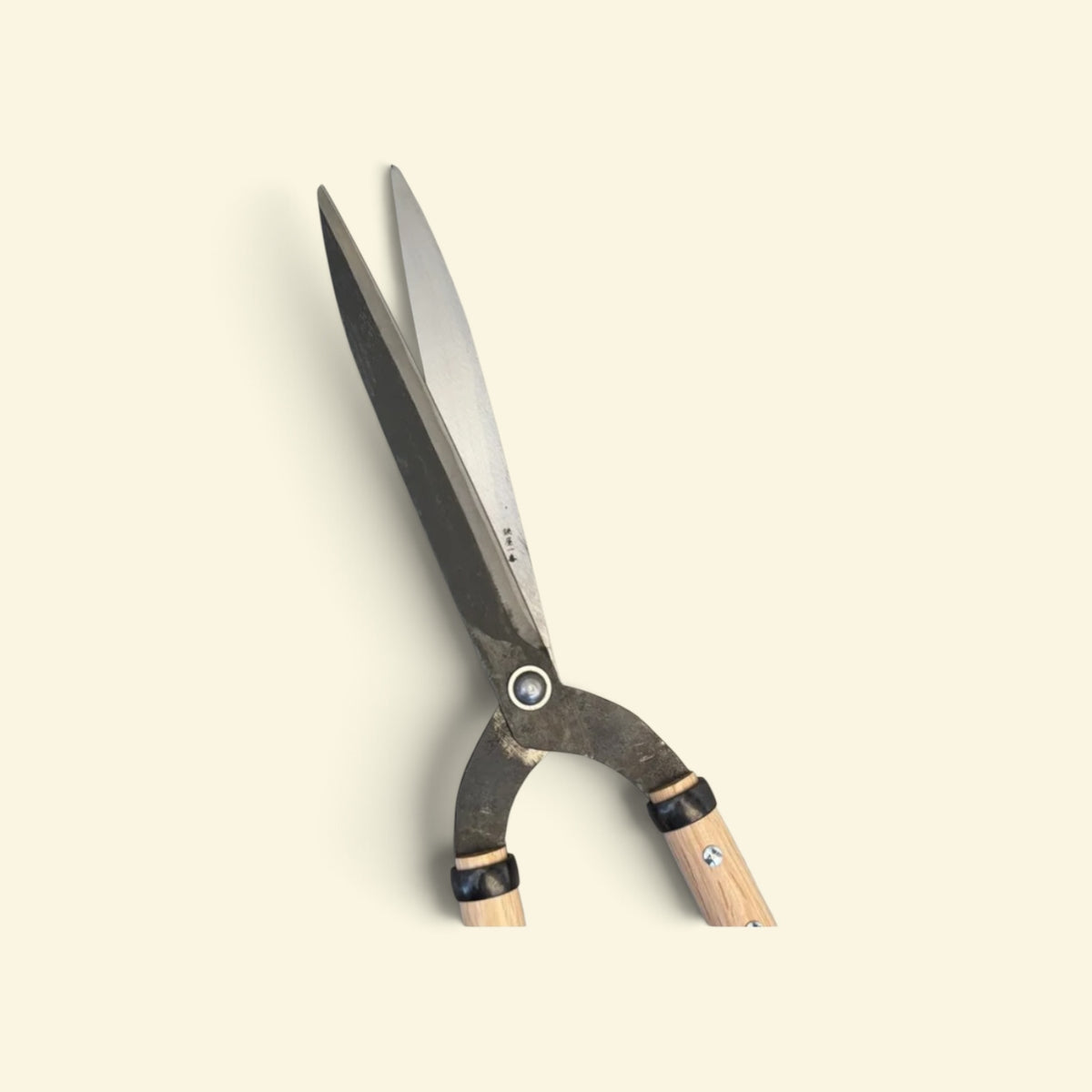 Hasamiya Ichiban Kyo-Style Gate-Hedge Shears 225mm Yasugi Yellow Paper Steel / Oak Handle 300mm [Traditional Hand-Forged from Scratch / Urasuki Hollow Ground / Rivet Joint / Kyo-Style Gate Profile]