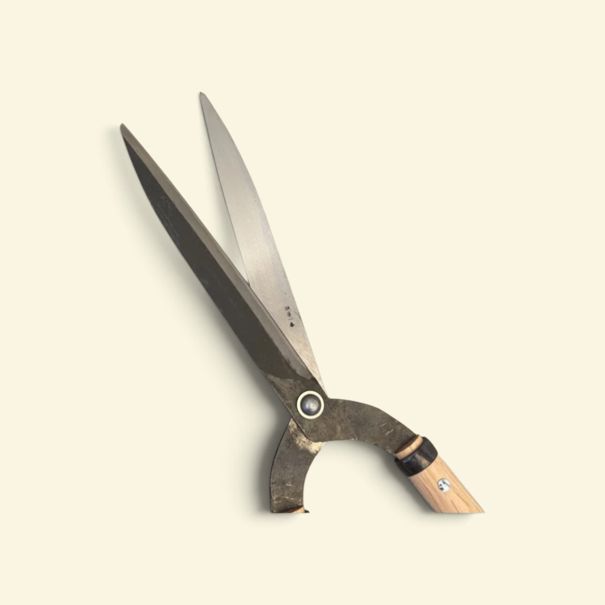 Hasamiya Ichiban Kyo-Style Gate-Hedge Shears 225mm Yasugi Yellow Paper Steel / Oak Handle 300mm [Traditional Hand-Forged from Scratch / Urasuki Hollow Ground / Rivet Joint / Kyo-Style Gate Profile]